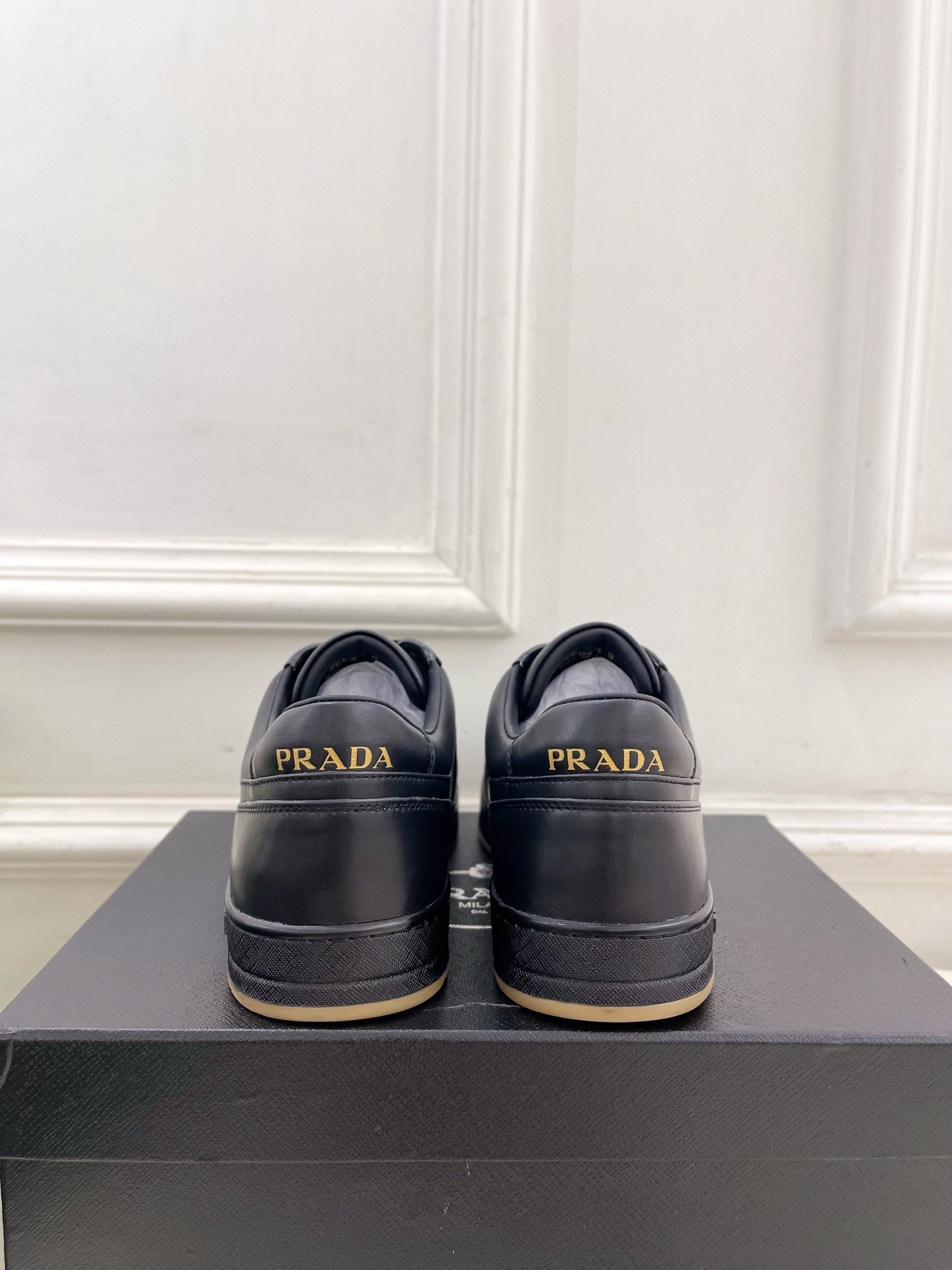 PRADA 普拉达 25𝐬𝐬 🌈专柜走秀款 秋冬新品 金属三角标情侣款系带运动鞋 小白鞋系列〰◽鞋面:原