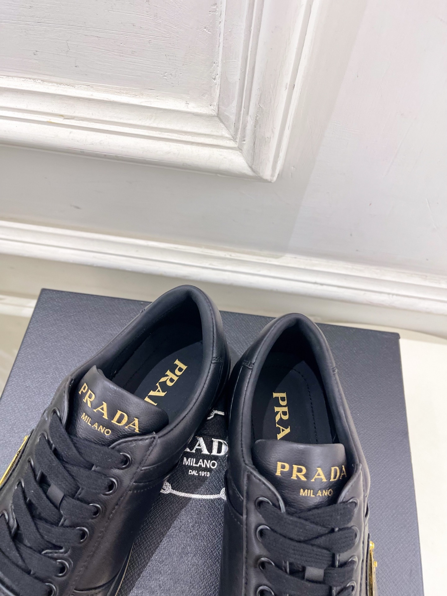 PRADA 普拉达 25𝐬𝐬 🌈专柜走秀款 秋冬新品 金属三角标情侣款系带运动鞋 小白鞋系列〰◽鞋面:原