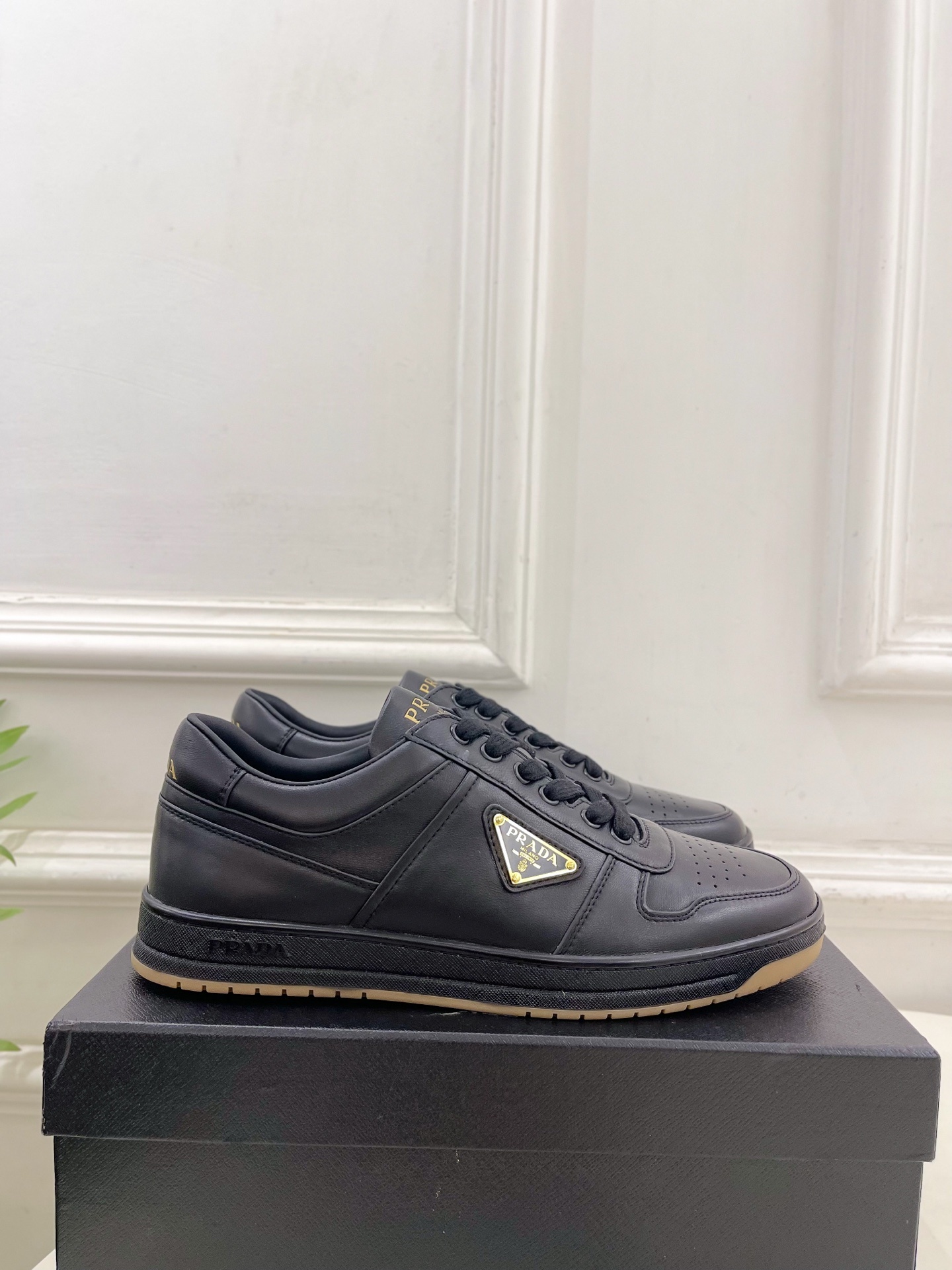 PRADA 普拉达 25𝐬𝐬 🌈专柜走秀款 秋冬新品 金属三角标情侣款系带运动鞋 小白鞋系列〰◽鞋面:原