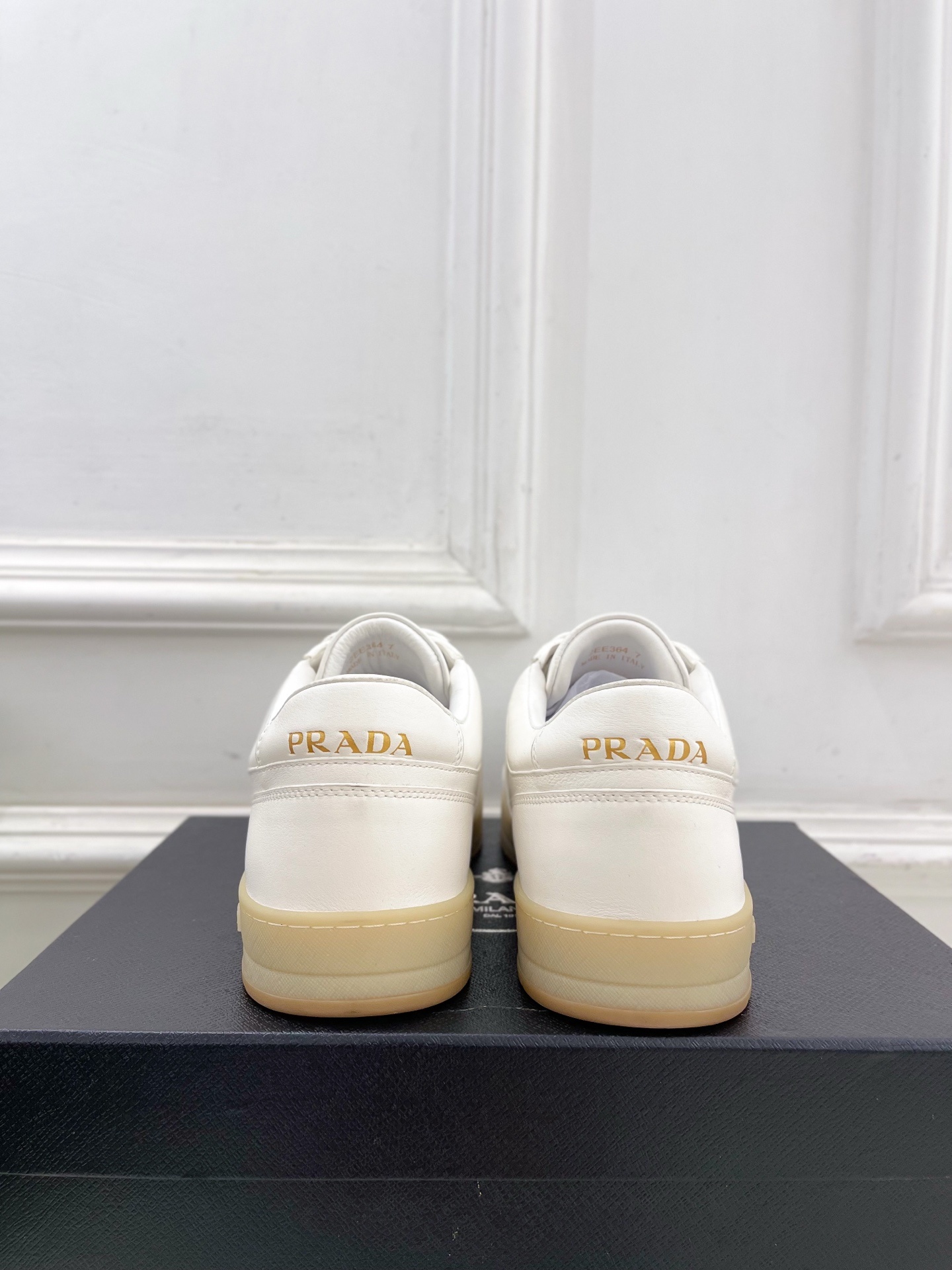 PRADA 普拉达 25𝐬𝐬 🌈专柜走秀款 秋冬新品 金属三角标情侣款系带运动鞋 小白鞋系列〰◽鞋面:原
