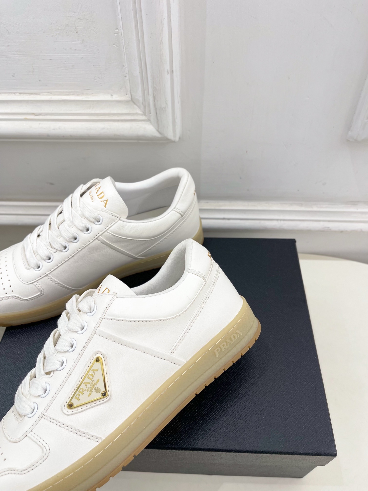 PRADA 普拉达 25𝐬𝐬 🌈专柜走秀款 秋冬新品 金属三角标情侣款系带运动鞋 小白鞋系列〰◽鞋面:原