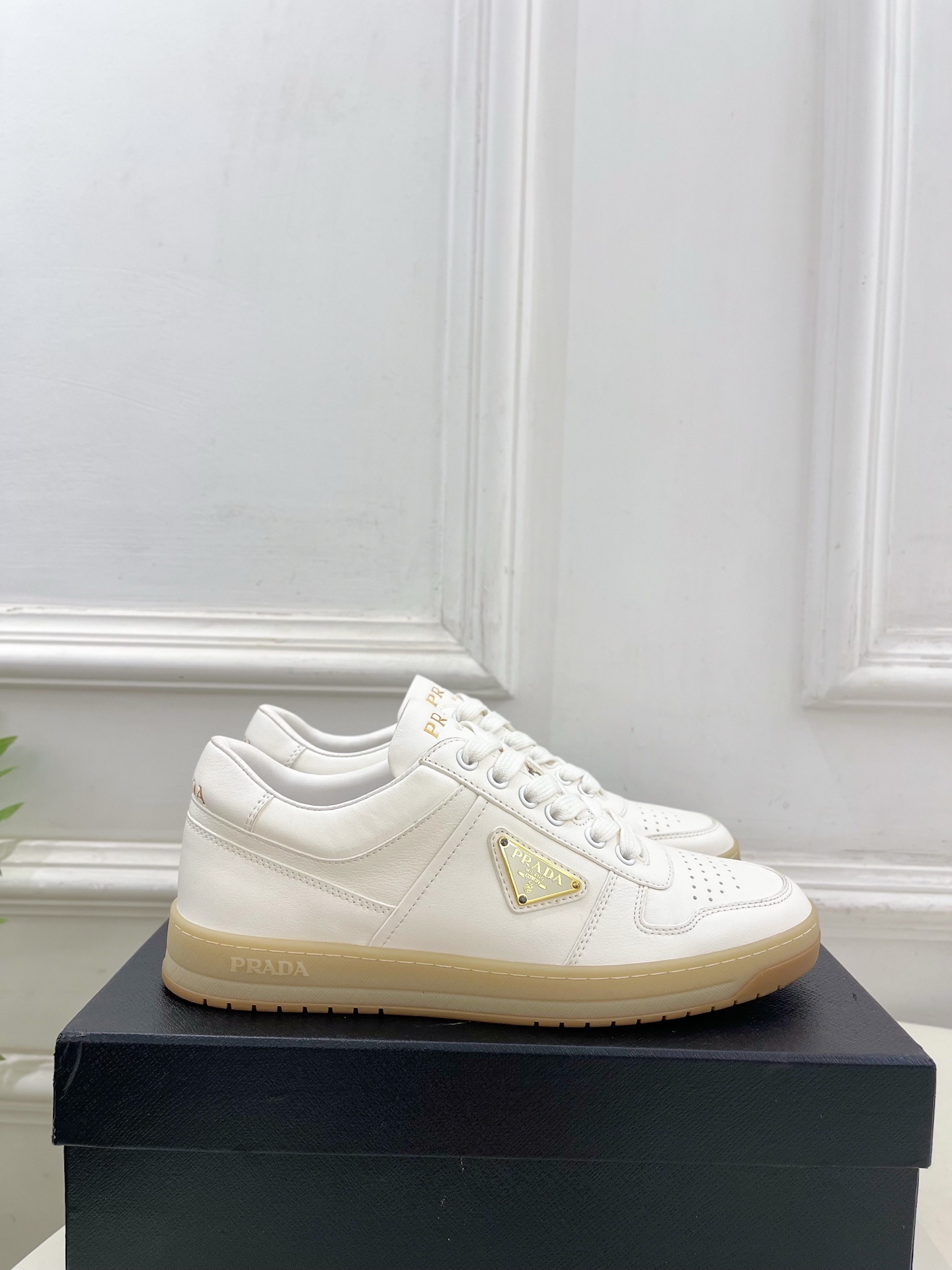 PRADA 普拉达 25𝐬𝐬 🌈专柜走秀款 秋冬新品 金属三角标情侣款系带运动鞋 小白鞋系列〰◽鞋面:原