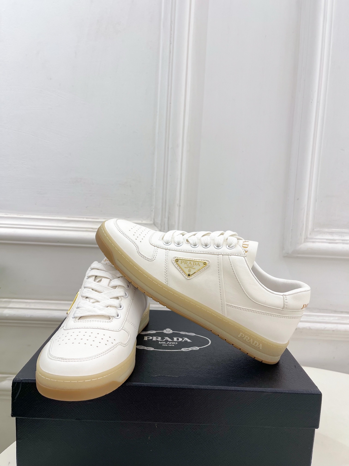 PRADA 普拉达 25𝐬𝐬 🌈专柜走秀款 秋冬新品 金属三角标情侣款系带运动鞋 小白鞋系列〰◽鞋面:原