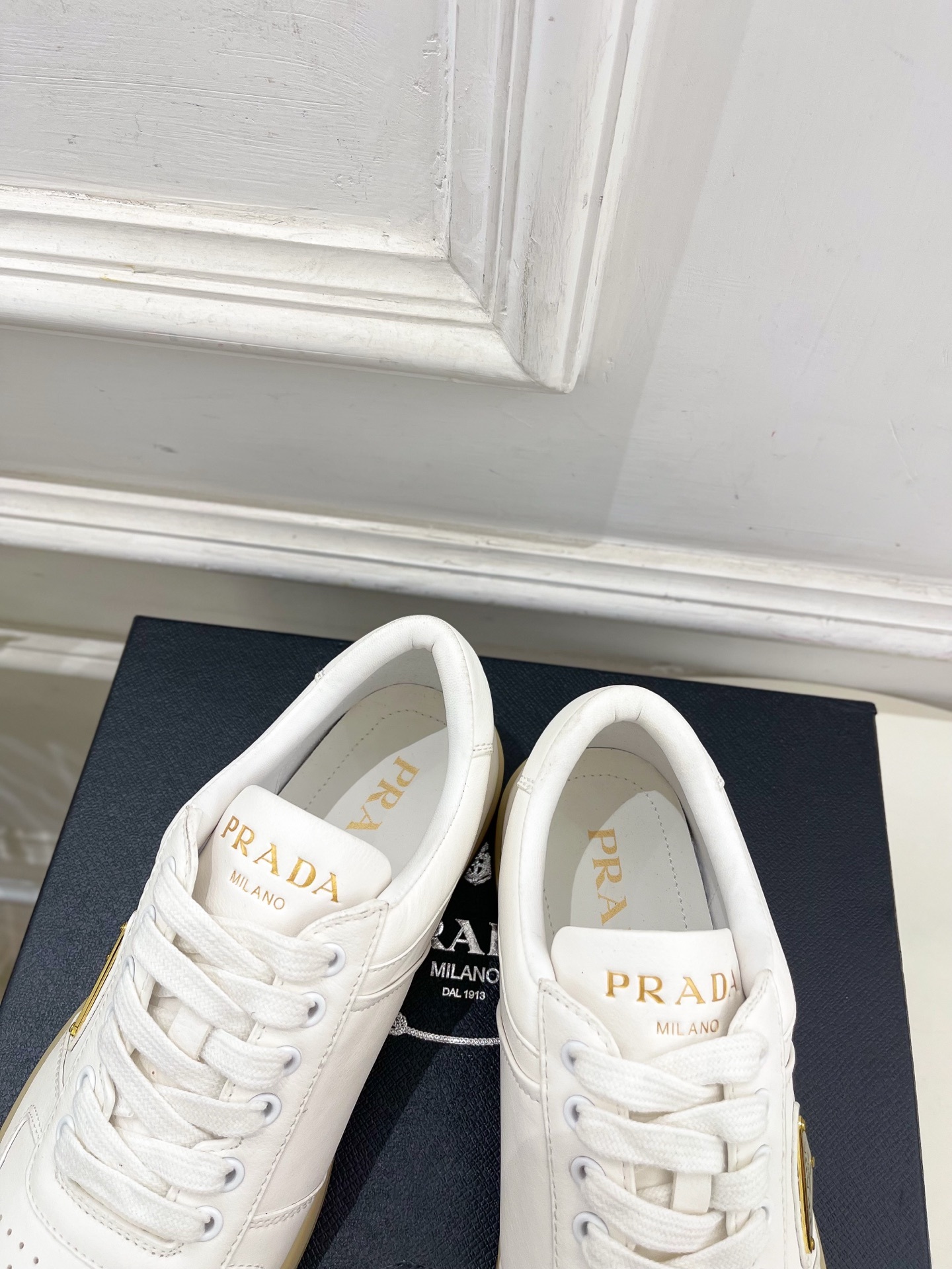 PRADA 普拉达 25𝐬𝐬 🌈专柜走秀款 秋冬新品 金属三角标情侣款系带运动鞋 小白鞋系列〰◽鞋面:原