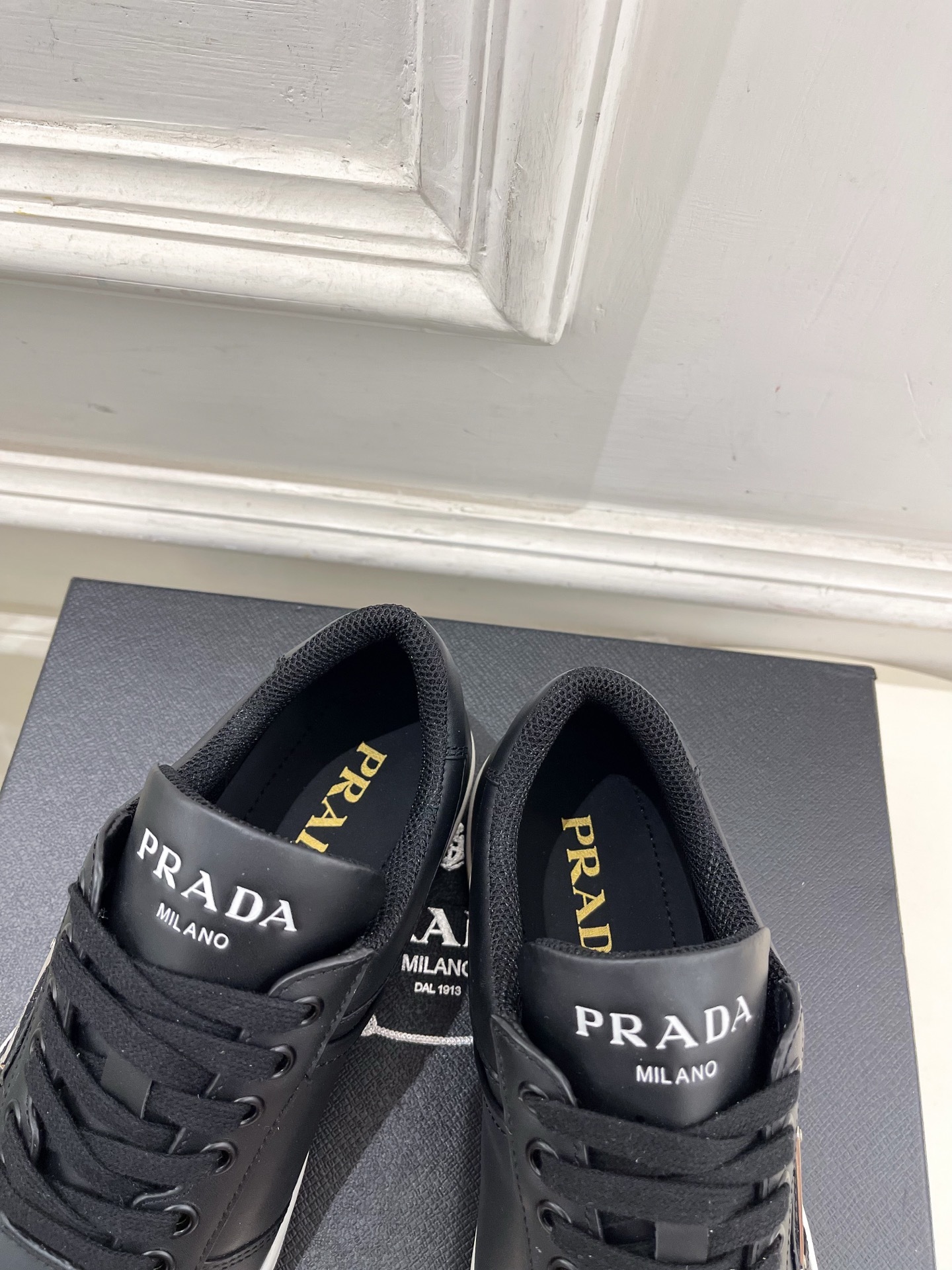 PRADA 普拉达 25𝐬𝐬 🌈专柜走秀款 秋冬新品 金属三角标情侣款系带运动鞋 小白鞋系列〰◽鞋面:原