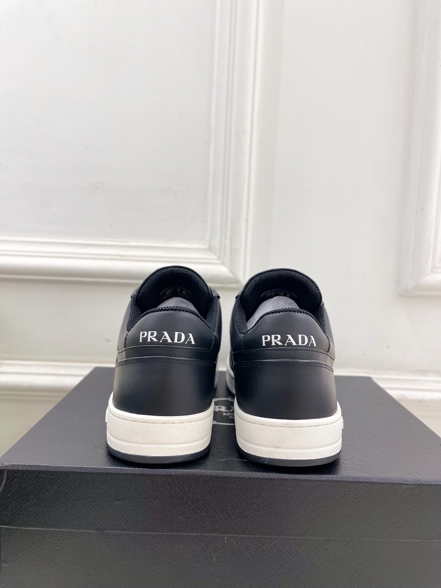 PRADA 普拉达 25𝐬𝐬 🌈专柜走秀款 秋冬新品 金属三角标情侣款系带运动鞋 小白鞋系列〰◽鞋面:原