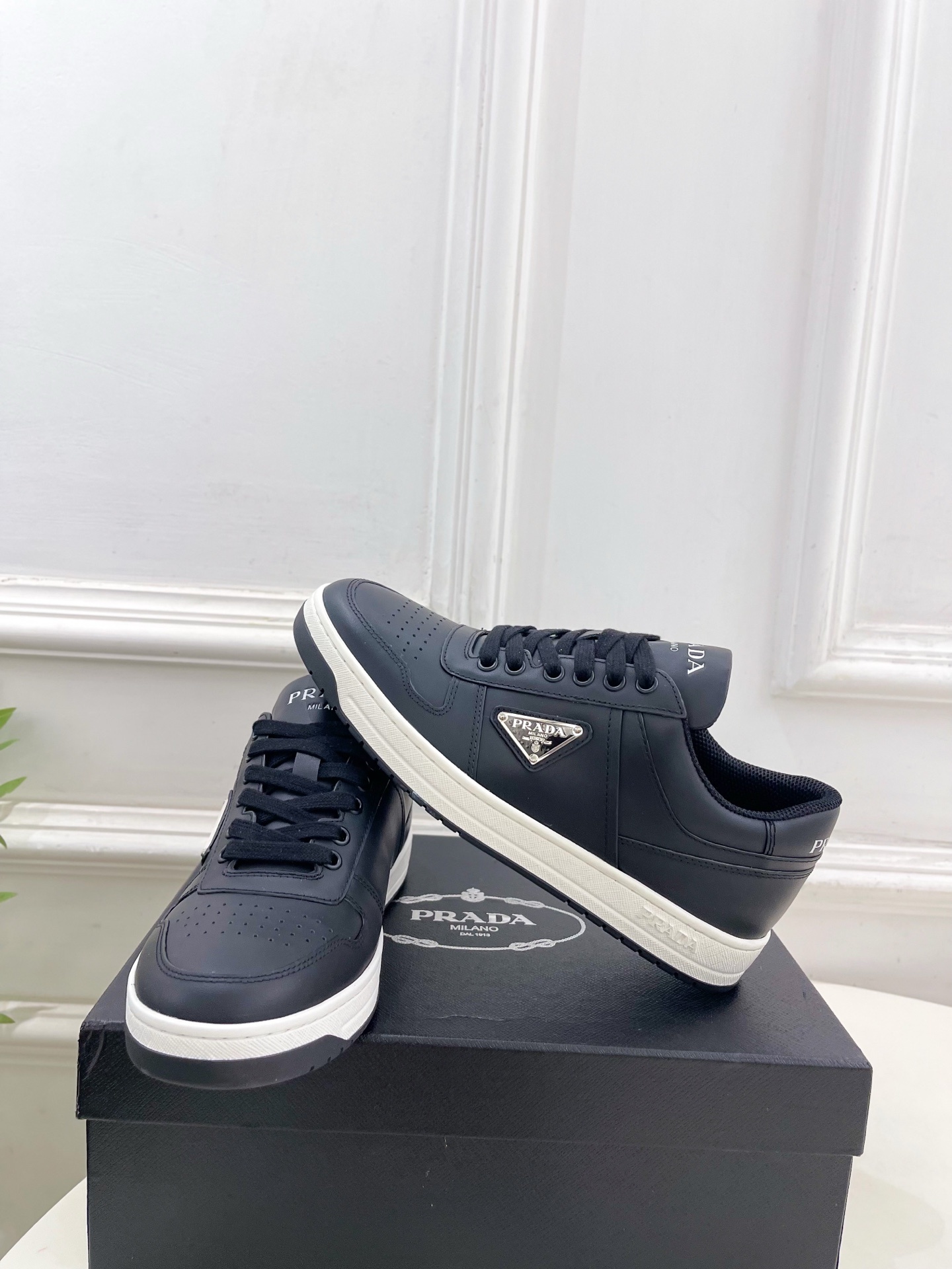PRADA 普拉达 25𝐬𝐬 🌈专柜走秀款 秋冬新品 金属三角标情侣款系带运动鞋 小白鞋系列〰◽鞋面:原