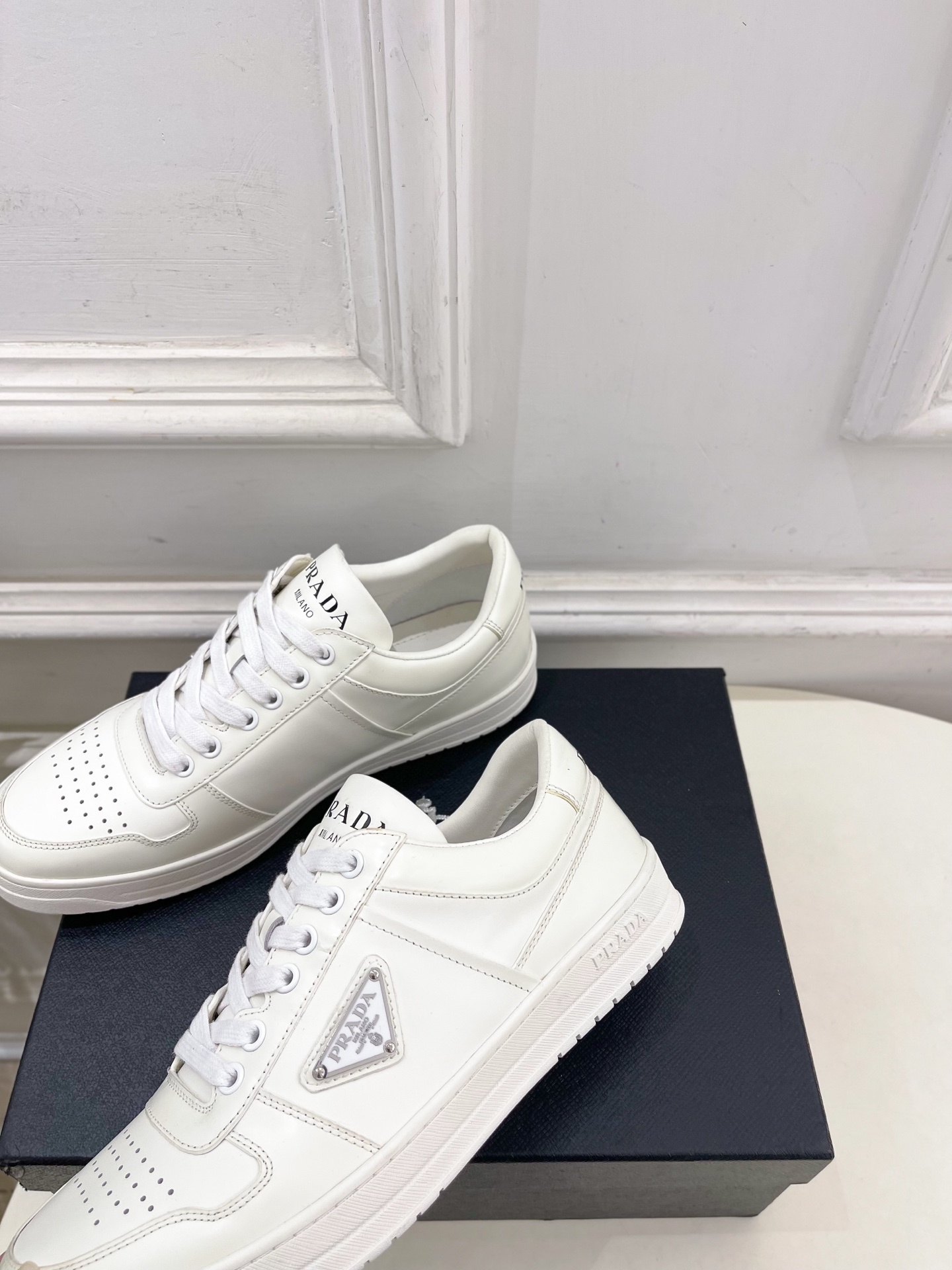 PRADA 普拉达 25𝐬𝐬 🌈专柜走秀款 秋冬新品 金属三角标情侣款系带运动鞋 小白鞋系列〰◽鞋面:原