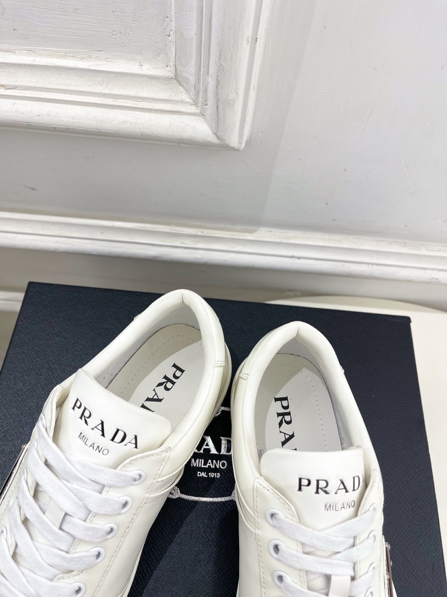 PRADA 普拉达 25𝐬𝐬 🌈专柜走秀款 秋冬新品 金属三角标情侣款系带运动鞋 小白鞋系列〰◽鞋面:原