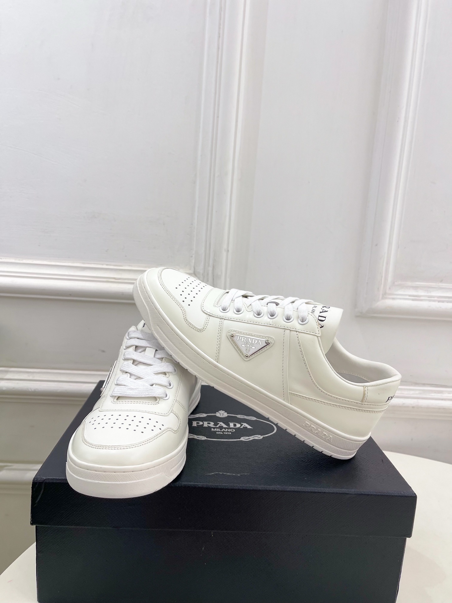 PRADA 普拉达 25𝐬𝐬 🌈专柜走秀款 秋冬新品 金属三角标情侣款系带运动鞋 小白鞋系列〰◽鞋面:原