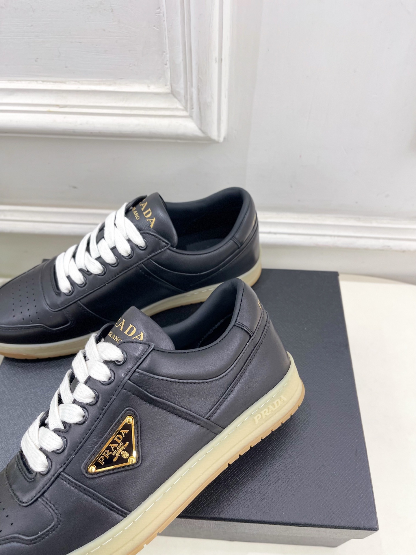 PRADA 普拉达 25𝐬𝐬 🌈专柜走秀款 秋冬新品 金属三角标情侣款系带运动鞋 小白鞋系列〰◽鞋面:原