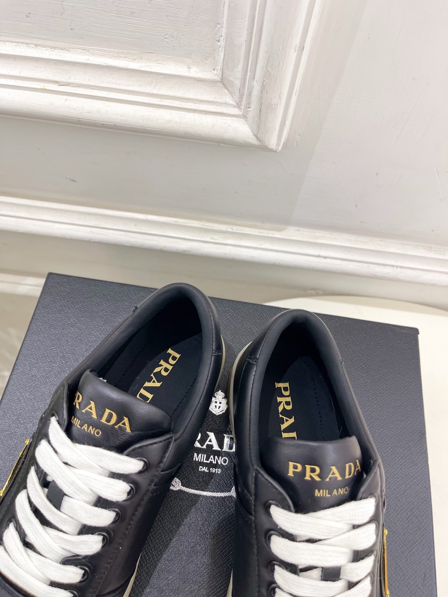 PRADA 普拉达 25𝐬𝐬 🌈专柜走秀款 秋冬新品 金属三角标情侣款系带运动鞋 小白鞋系列〰◽鞋面:原
