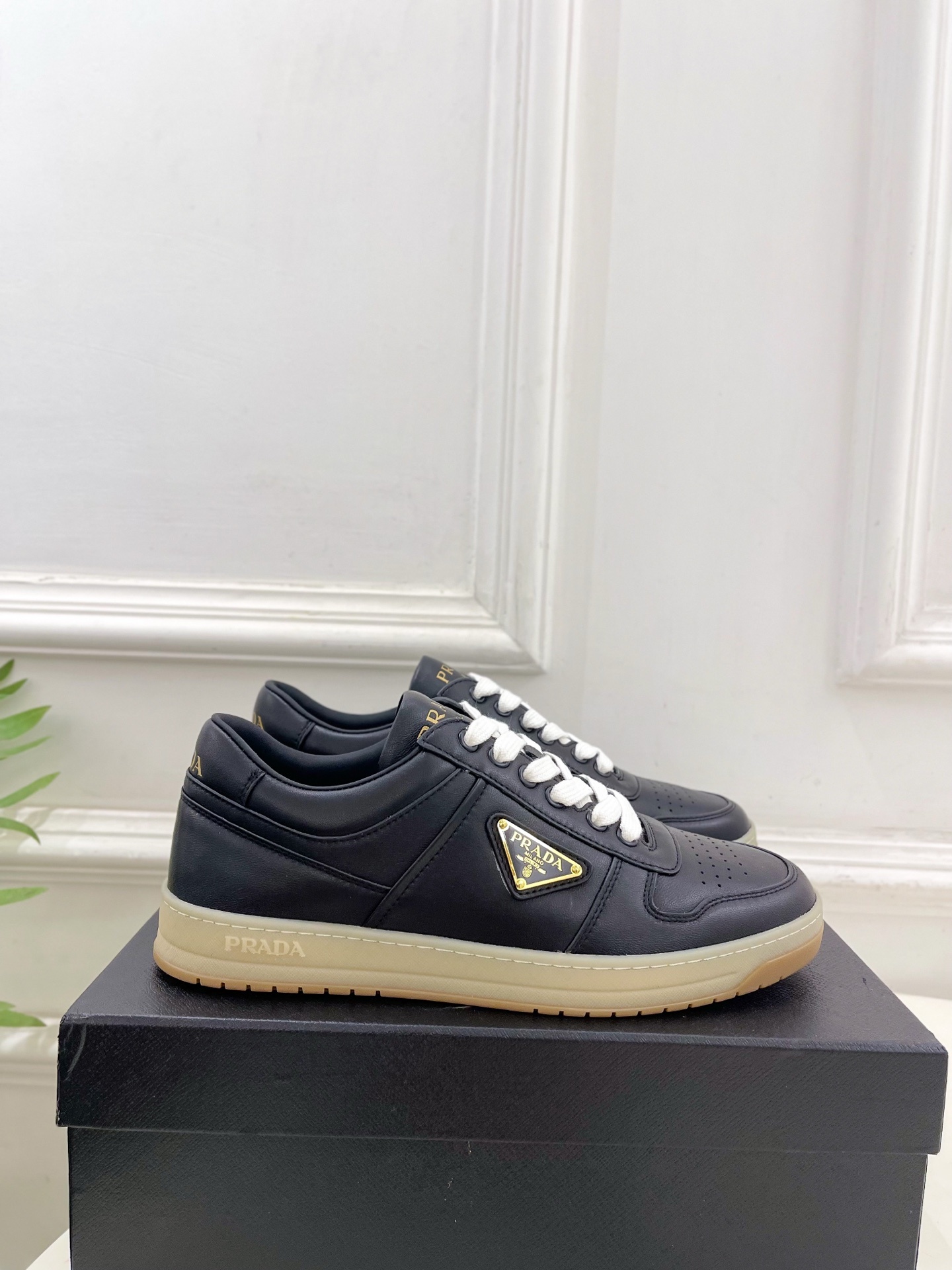 PRADA 普拉达 25𝐬𝐬 🌈专柜走秀款 秋冬新品 金属三角标情侣款系带运动鞋 小白鞋系列〰◽鞋面:原