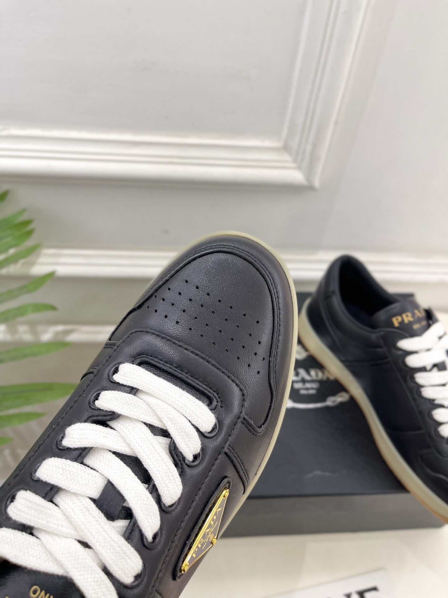 PRADA 普拉达 25𝐬𝐬 🌈专柜走秀款 秋冬新品 金属三角标情侣款系带运动鞋 小白鞋系列〰◽鞋面:原