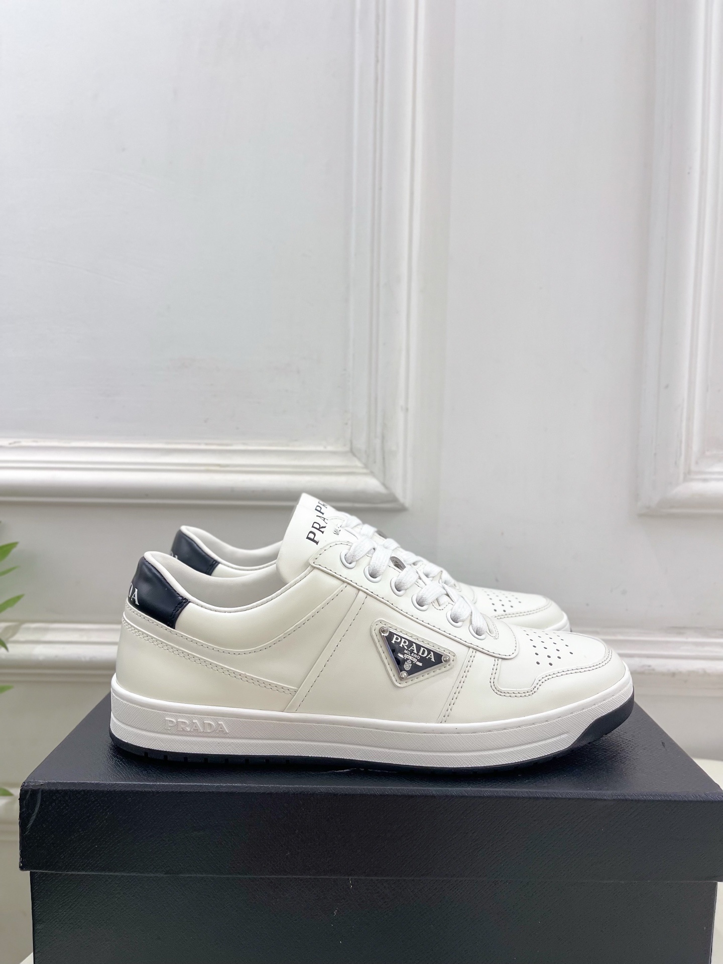 PRADA 普拉达 25𝐬𝐬 🌈专柜走秀款 秋冬新品 金属三角标情侣款系带运动鞋 小白鞋系列〰◽鞋面:原