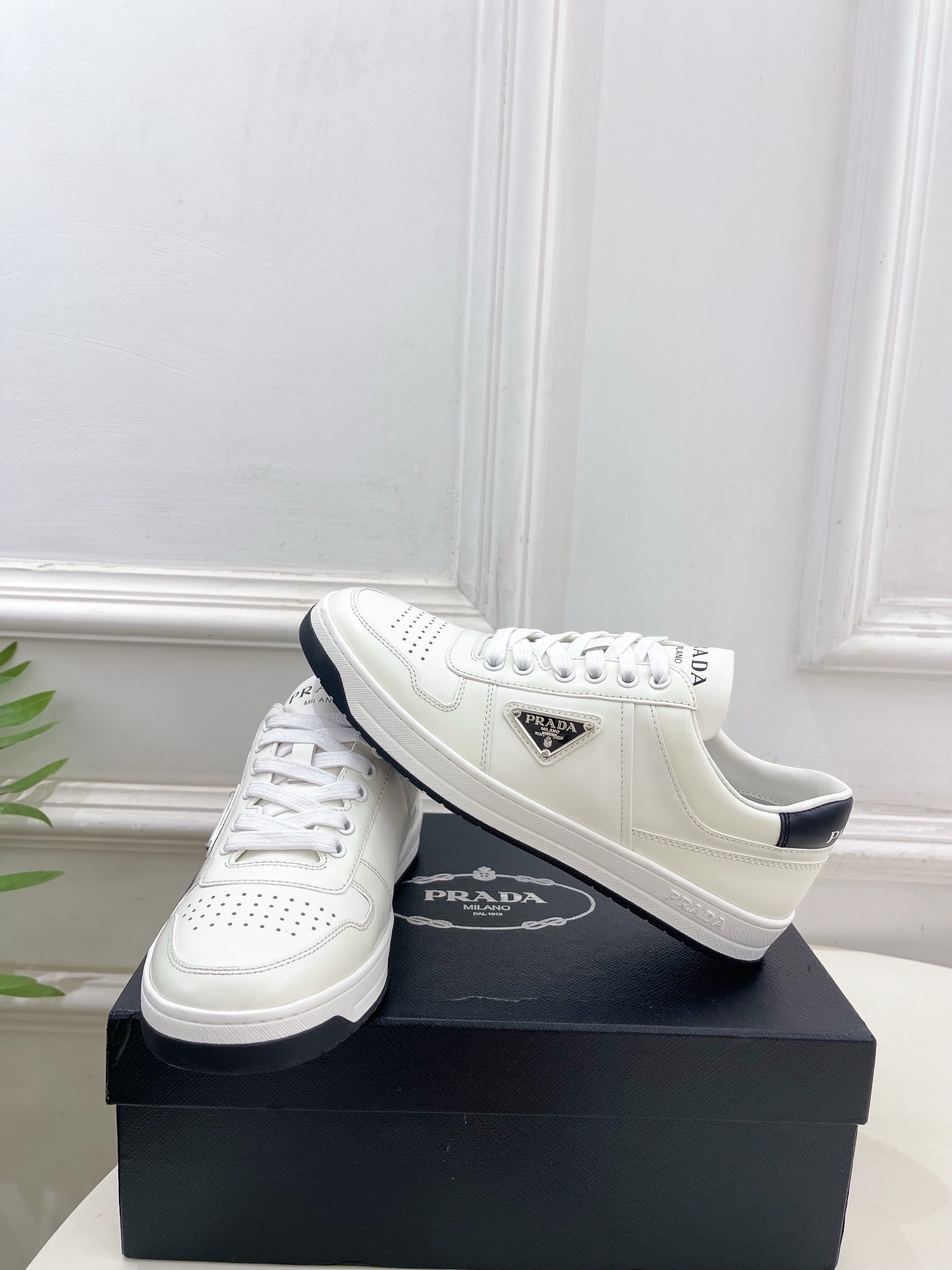 PRADA 普拉达 25𝐬𝐬 🌈专柜走秀款 秋冬新品 金属三角标情侣款系带运动鞋 小白鞋系列〰◽鞋面:原