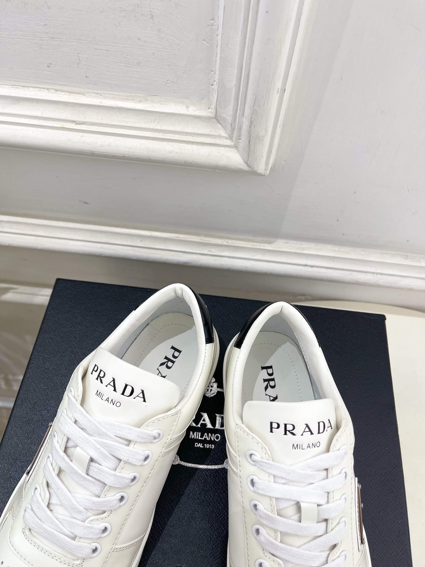 PRADA 普拉达 25𝐬𝐬 🌈专柜走秀款 秋冬新品 金属三角标情侣款系带运动鞋 小白鞋系列〰◽鞋面:原