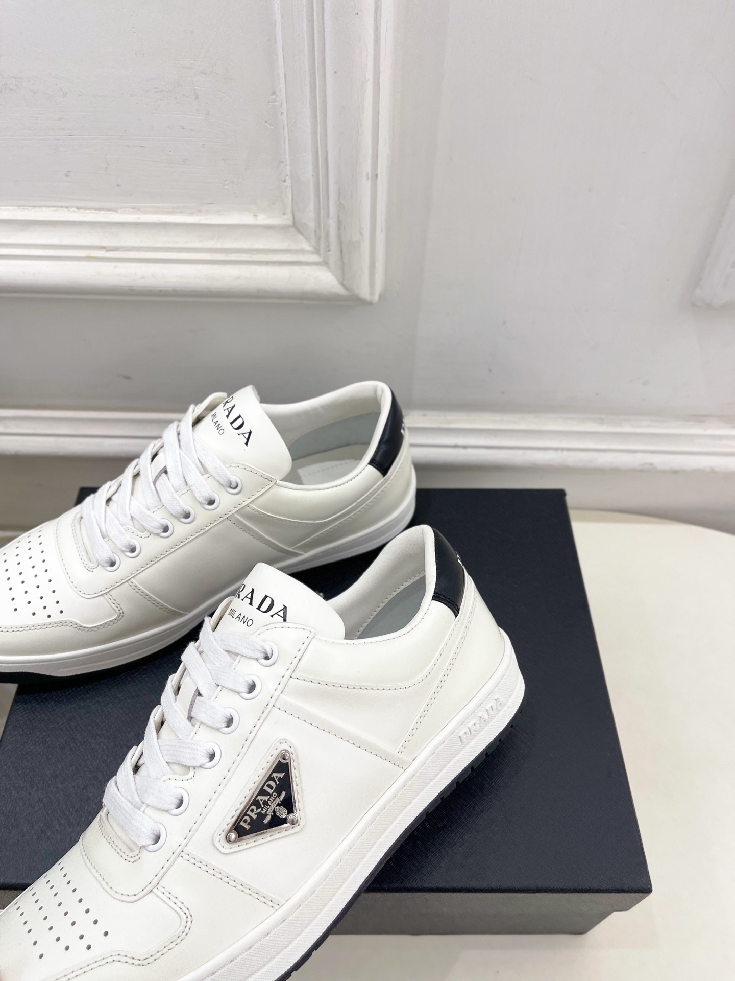 PRADA 普拉达 25𝐬𝐬 🌈专柜走秀款 秋冬新品 金属三角标情侣款系带运动鞋 小白鞋系列〰◽鞋面:原