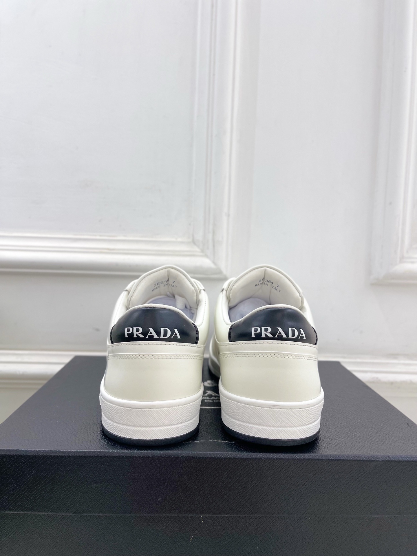 PRADA 普拉达 25𝐬𝐬 🌈专柜走秀款 秋冬新品 金属三角标情侣款系带运动鞋 小白鞋系列〰◽鞋面:原
