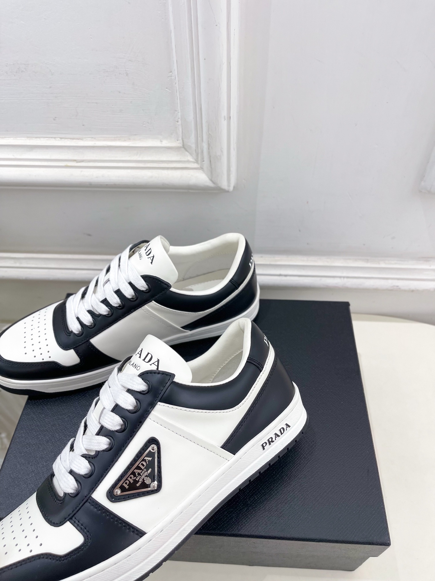 PRADA 普拉达 25𝐬𝐬 🌈专柜走秀款 秋冬新品 金属三角标情侣款系带运动鞋 小白鞋系列〰◽鞋面:原