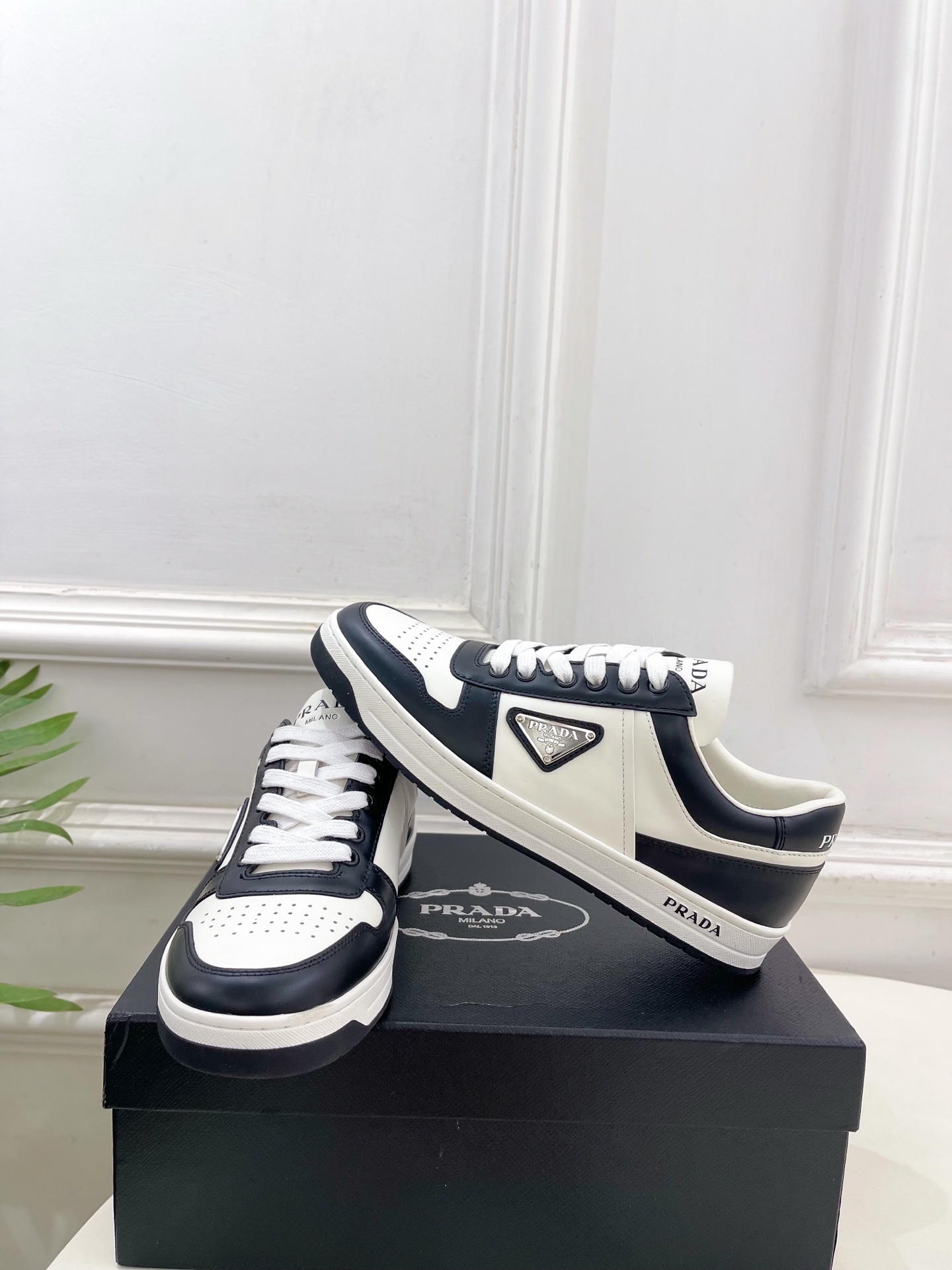 PRADA 普拉达 25𝐬𝐬 🌈专柜走秀款 秋冬新品 金属三角标情侣款系带运动鞋 小白鞋系列〰◽鞋面:原