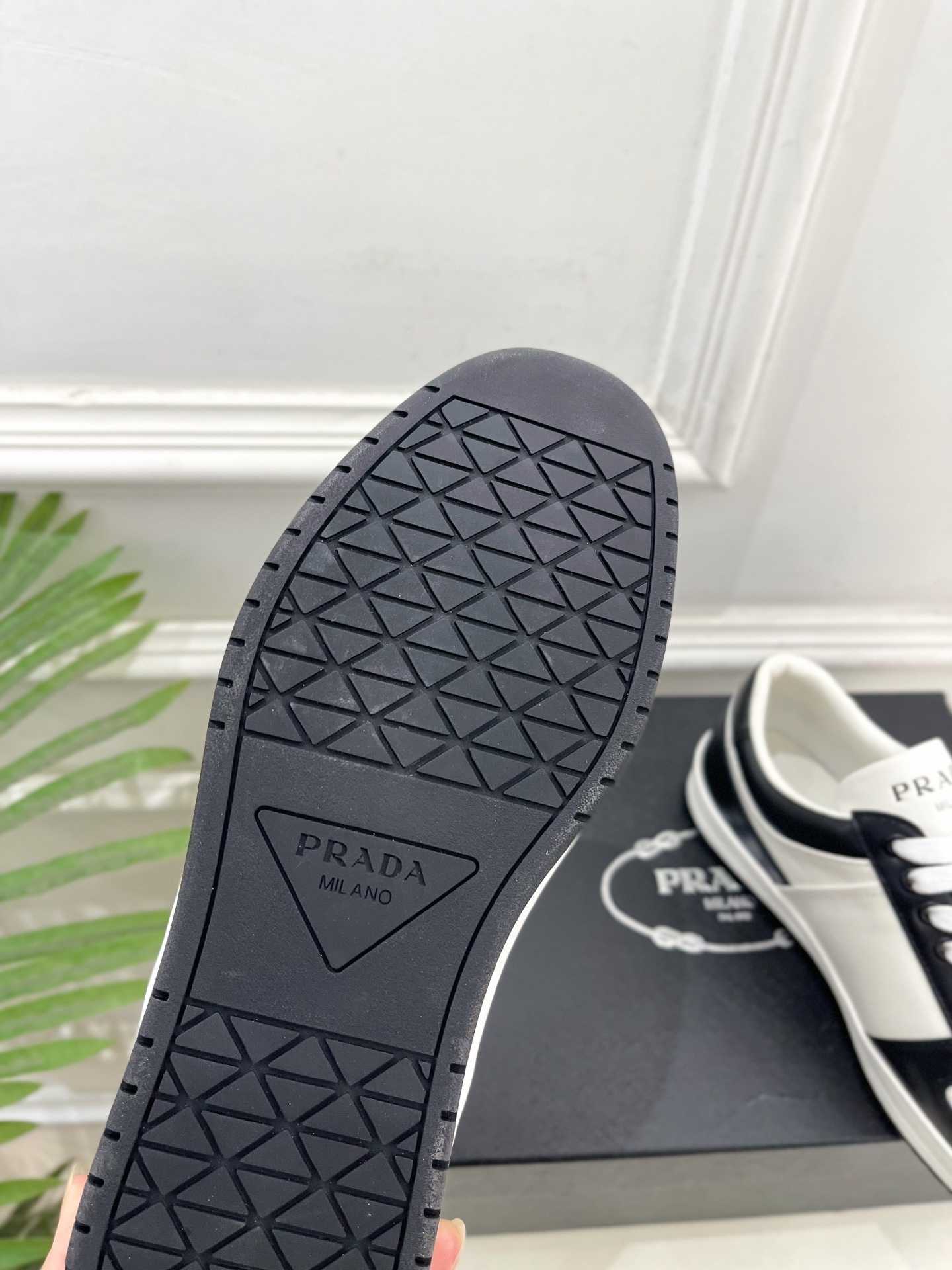 PRADA 普拉达 25𝐬𝐬 🌈专柜走秀款 秋冬新品 金属三角标情侣款系带运动鞋 小白鞋系列〰◽鞋面:原