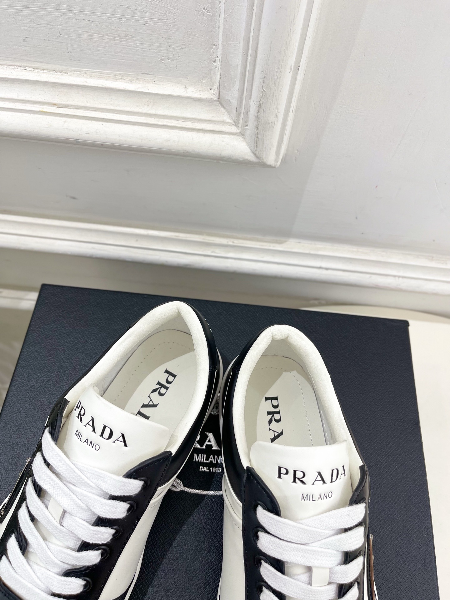 PRADA 普拉达 25𝐬𝐬 🌈专柜走秀款 秋冬新品 金属三角标情侣款系带运动鞋 小白鞋系列〰◽鞋面:原