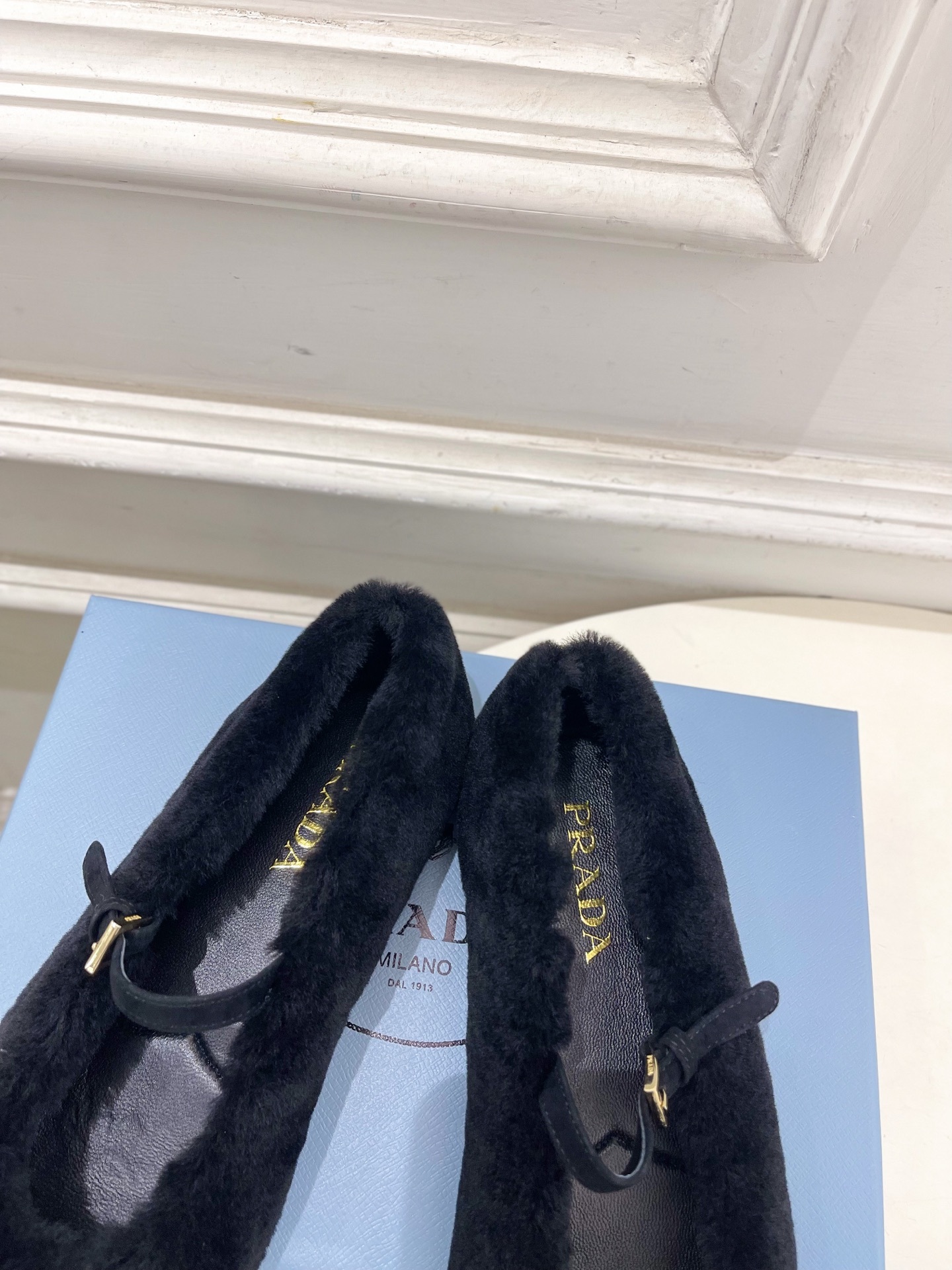 PRADA 普拉达 25𝐬𝐬 🌈专柜走秀款2025秋冬新品 三角标玛丽珍毛毛鞋系列〰◽鞋面:高定制进口澳