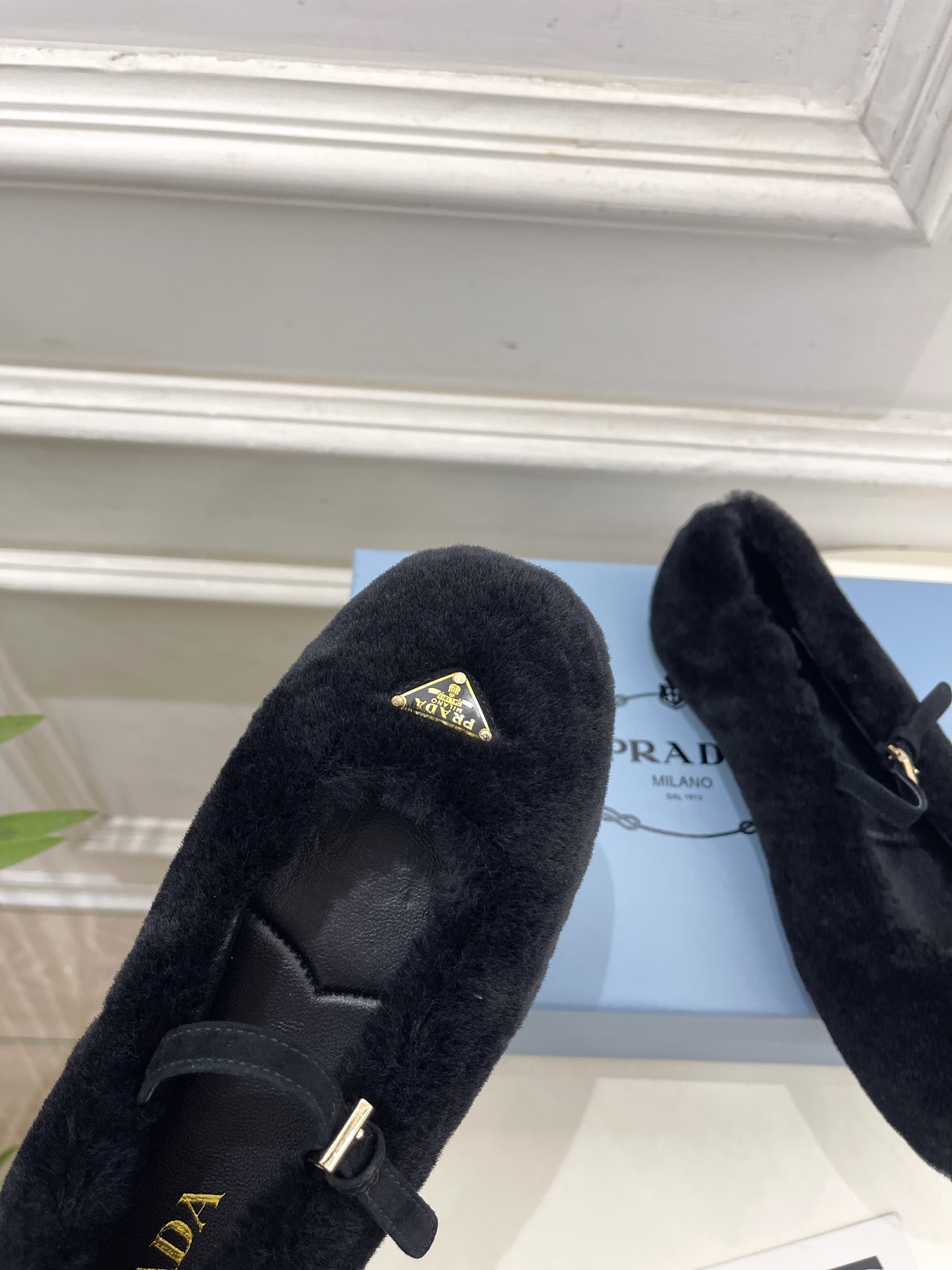 PRADA 普拉达 25𝐬𝐬 🌈专柜走秀款2025秋冬新品 三角标玛丽珍毛毛鞋系列〰◽鞋面:高定制进口澳