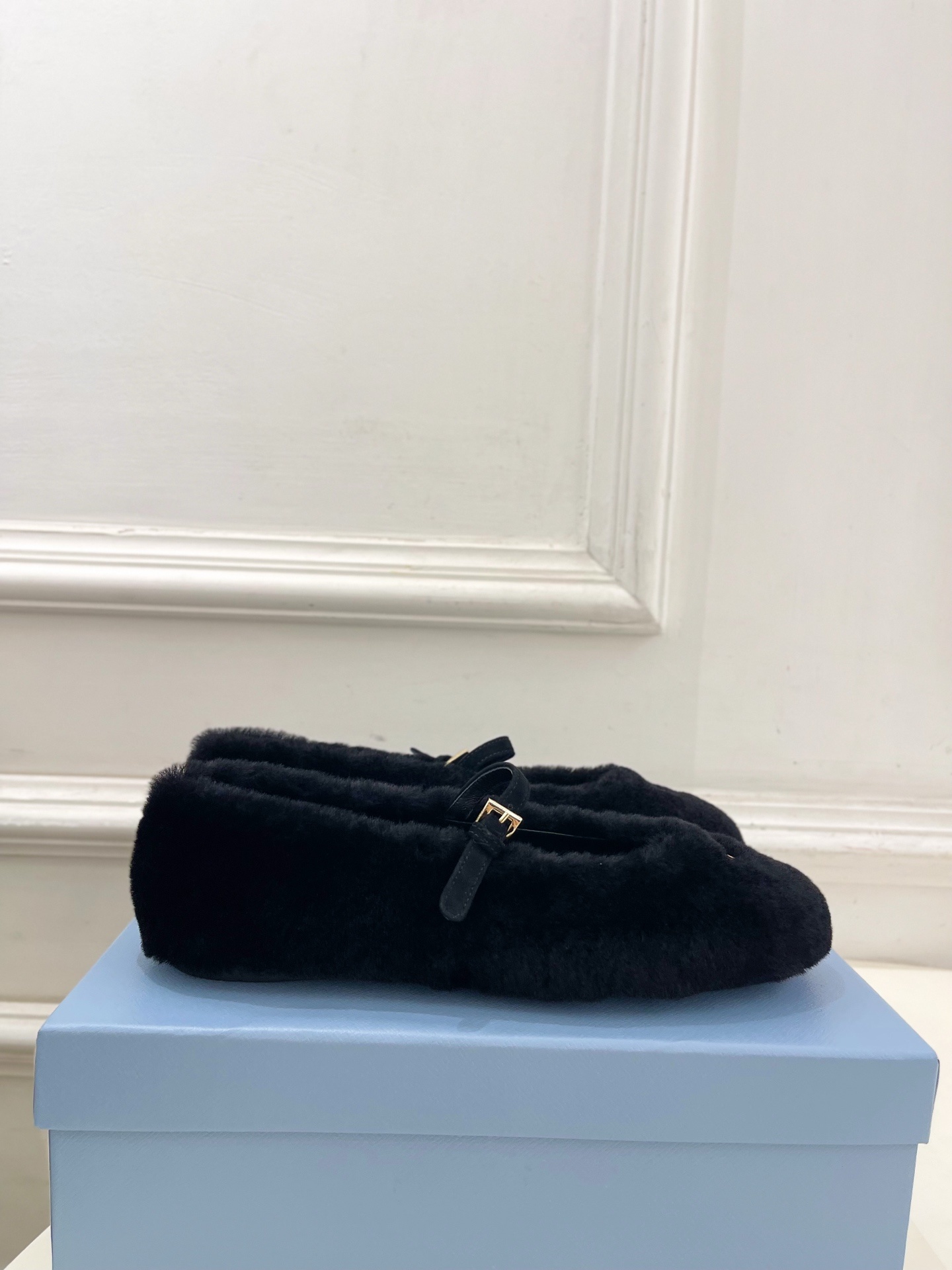 PRADA 普拉达 25𝐬𝐬 🌈专柜走秀款2025秋冬新品 三角标玛丽珍毛毛鞋系列〰◽鞋面:高定制进口澳