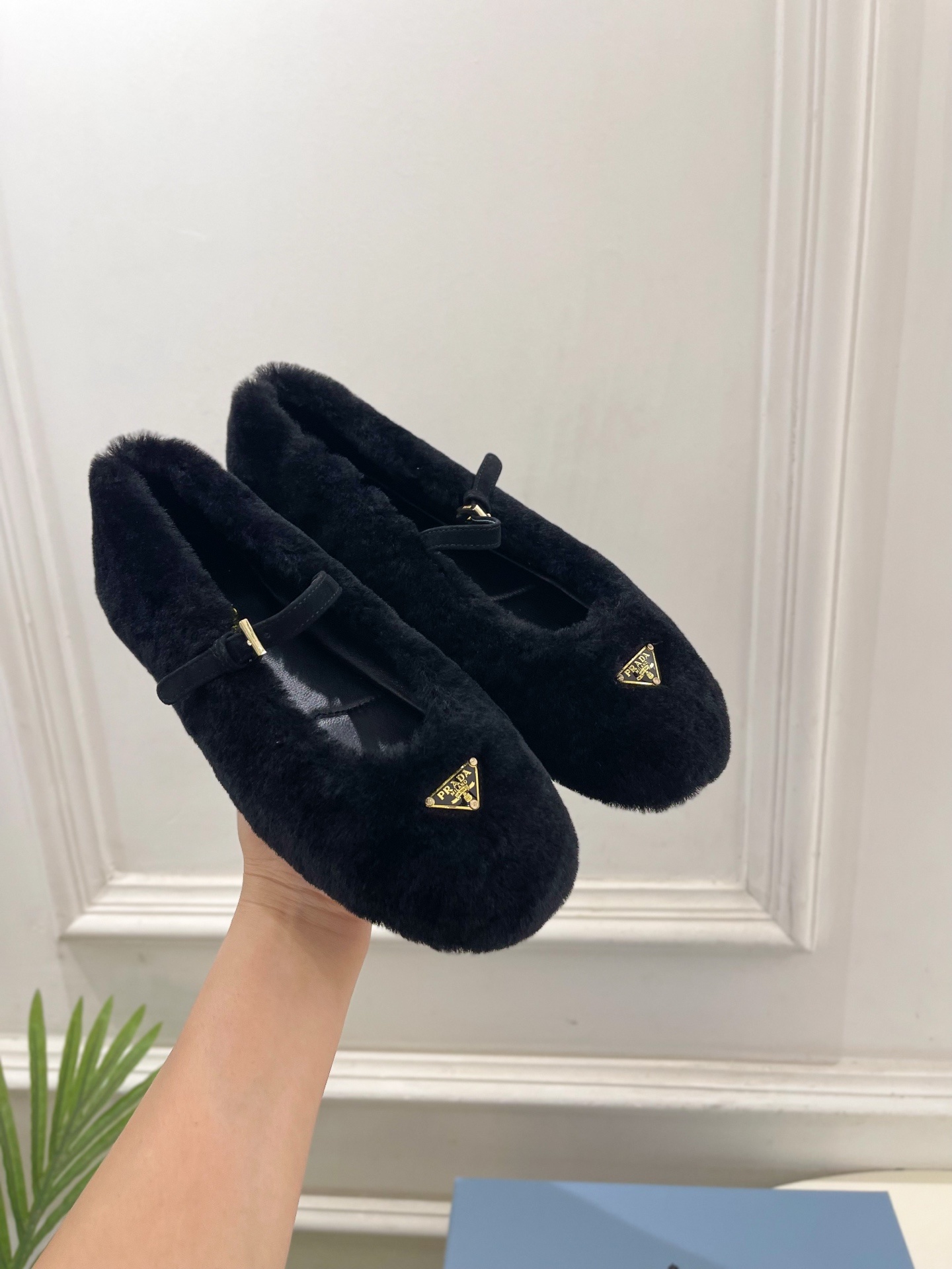 PRADA 普拉达 25𝐬𝐬 🌈专柜走秀款2025秋冬新品 三角标玛丽珍毛毛鞋系列〰◽鞋面:高定制进口澳