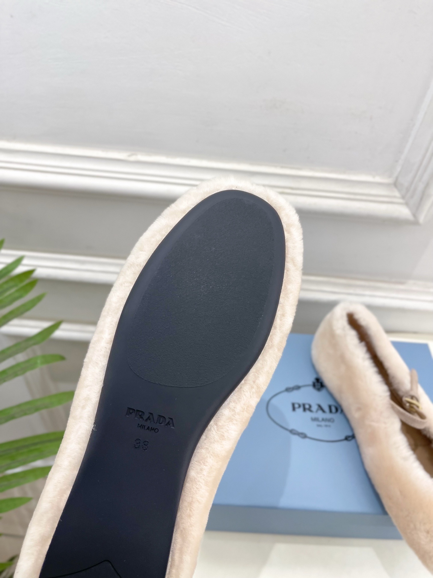 PRADA 普拉达 25𝐬𝐬 🌈专柜走秀款2025秋冬新品 三角标玛丽珍毛毛鞋系列〰◽鞋面:高定制进口澳