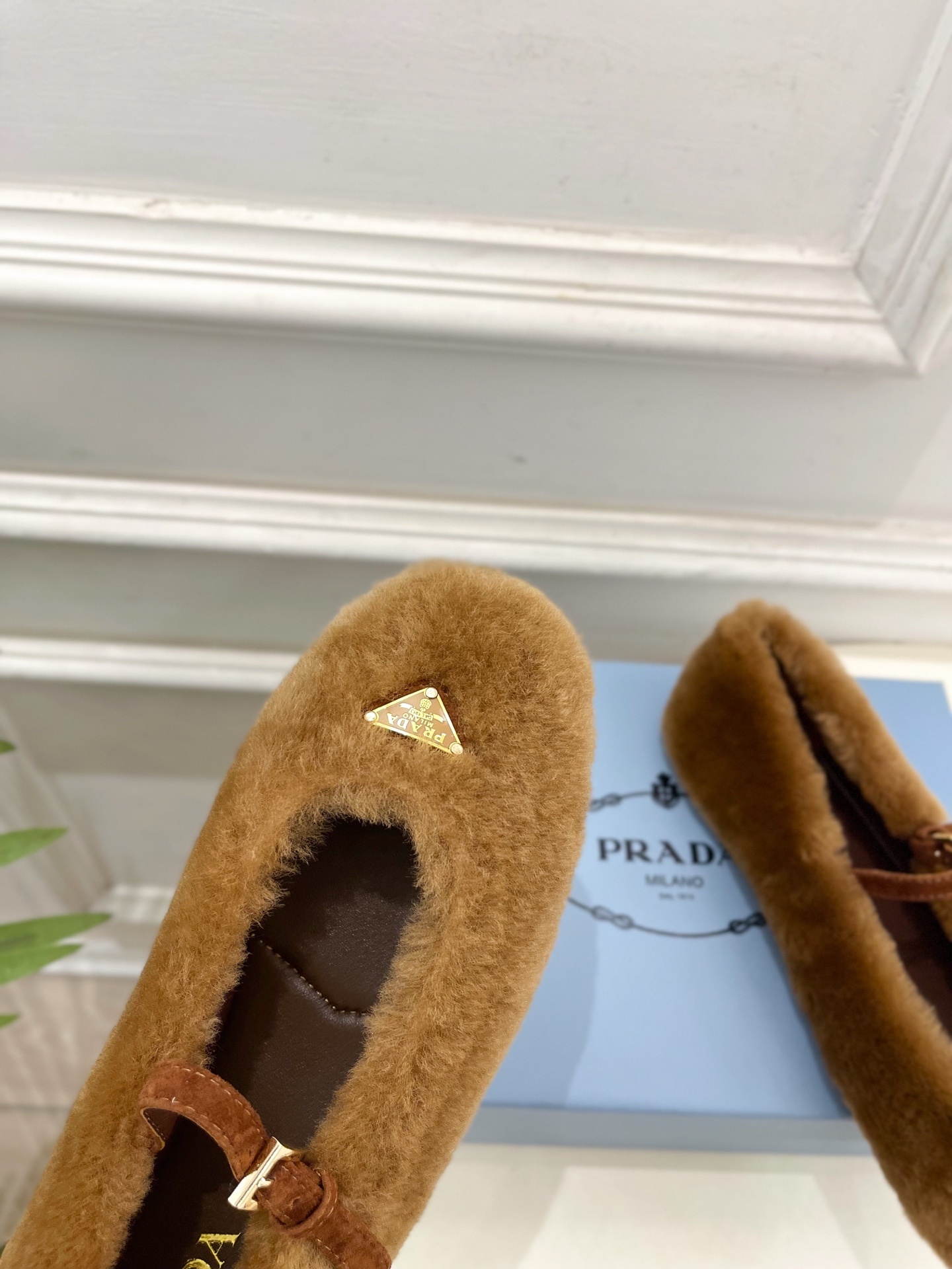 PRADA 普拉达 25𝐬𝐬 🌈专柜走秀款2025秋冬新品 三角标玛丽珍毛毛鞋系列〰◽鞋面:高定制进口澳
