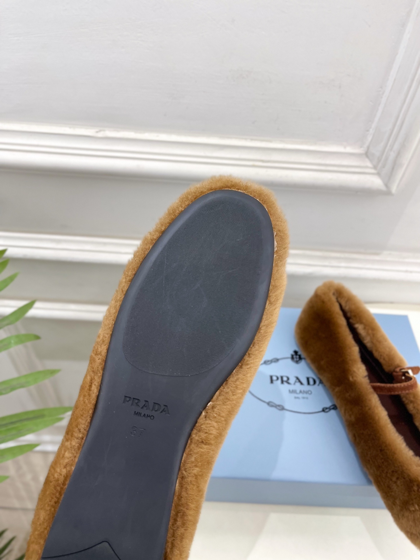 PRADA 普拉达 25𝐬𝐬 🌈专柜走秀款2025秋冬新品 三角标玛丽珍毛毛鞋系列〰◽鞋面:高定制进口澳