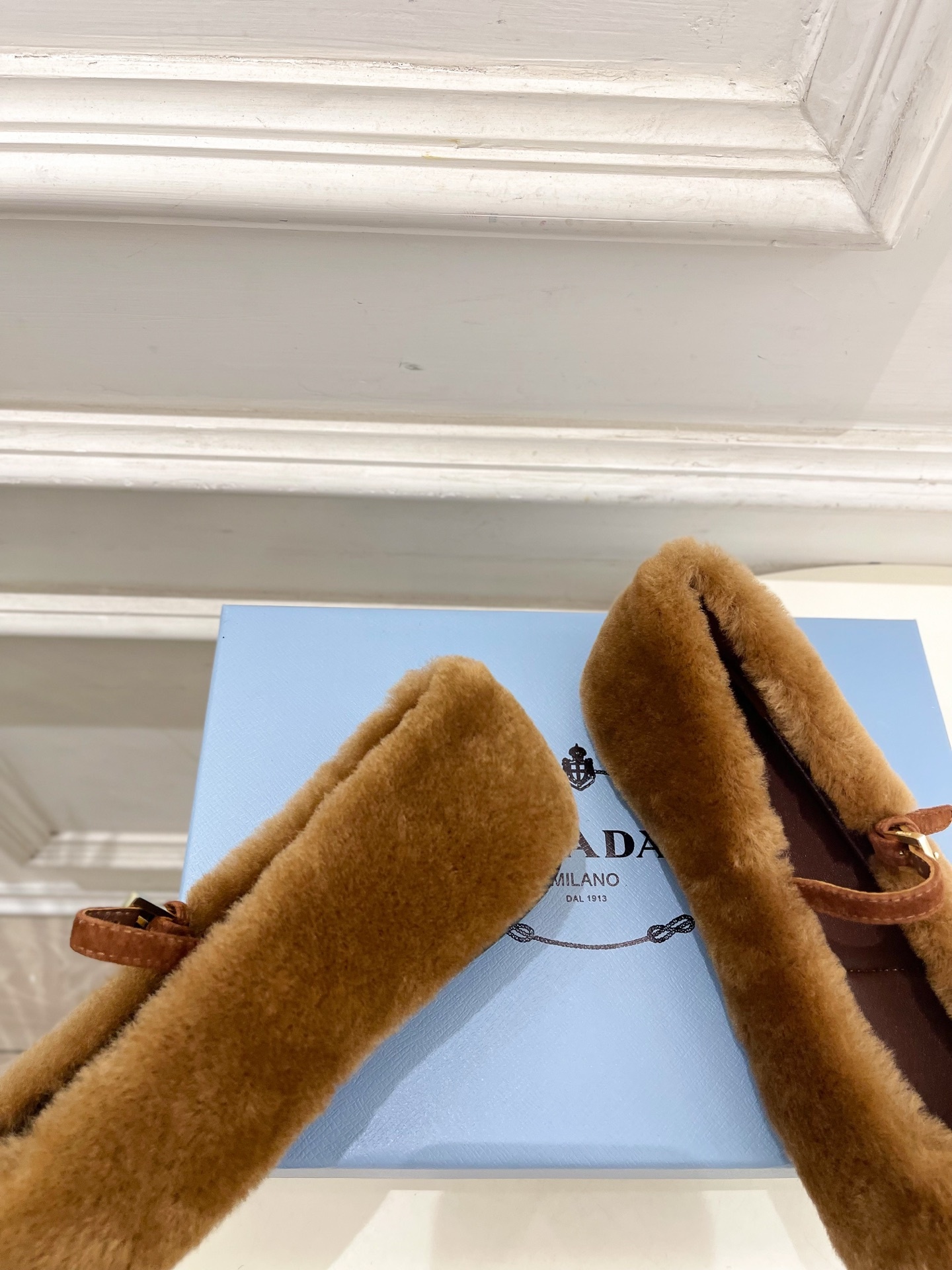 PRADA 普拉达 25𝐬𝐬 🌈专柜走秀款2025秋冬新品 三角标玛丽珍毛毛鞋系列〰◽鞋面:高定制进口澳