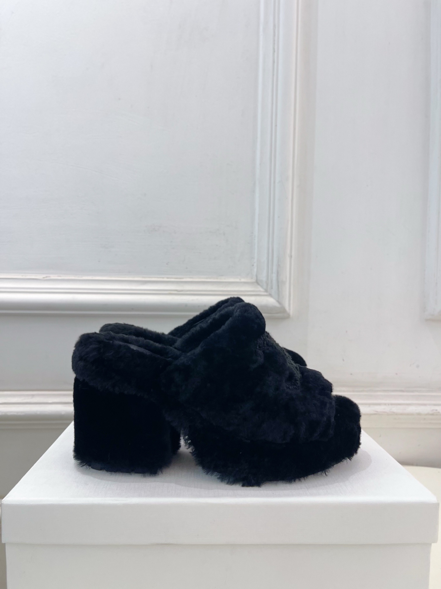 CELINE | 赛琳 25𝐬𝐬 💛2025秋冬新品 凯旋门防水台高跟毛拖鞋 上新!🔜BS 这一季的赛琳
