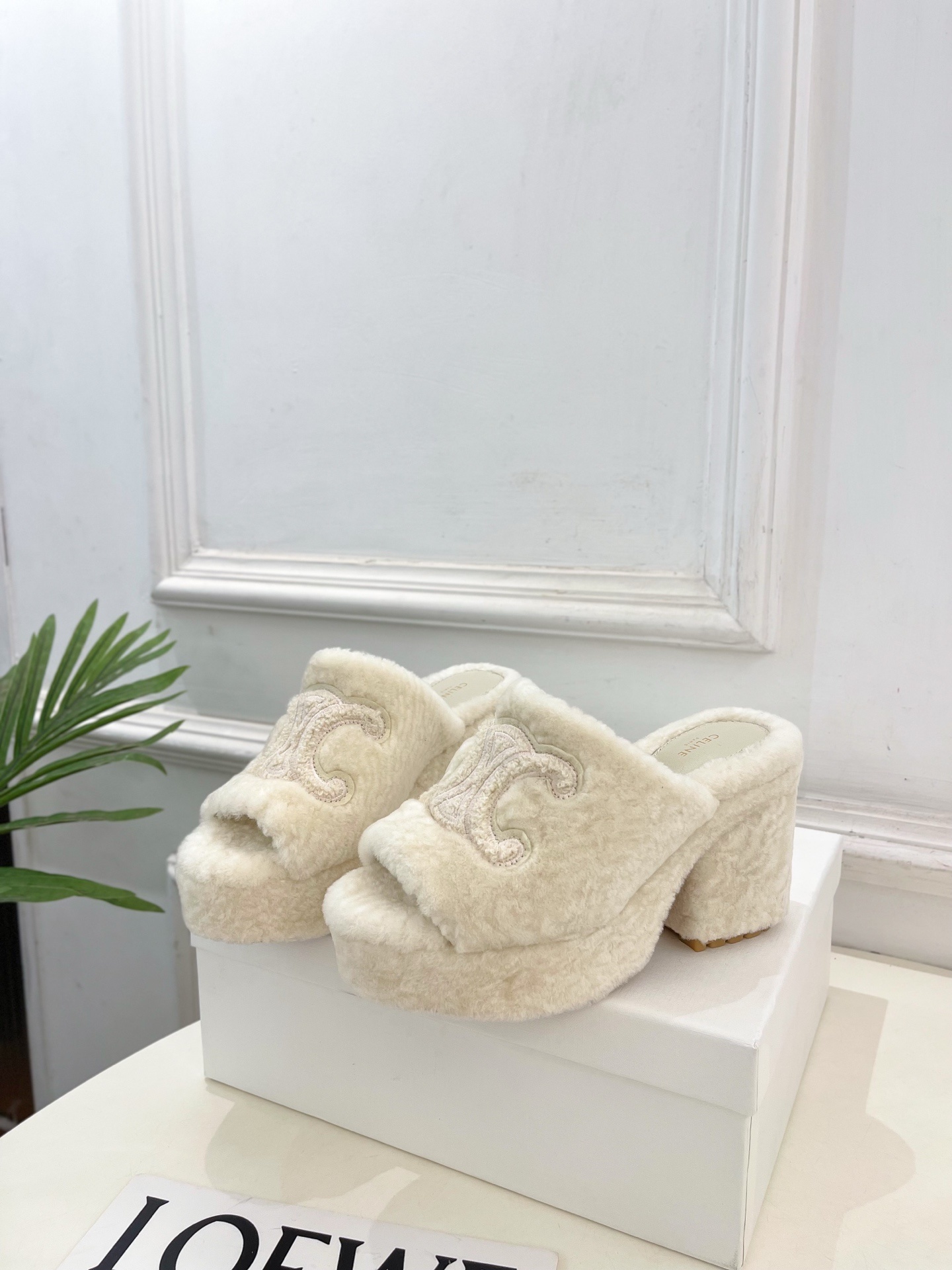CELINE | 赛琳 25𝐬𝐬 💛2025秋冬新品 凯旋门防水台高跟毛拖鞋 上新!🔜BS 这一季的赛琳