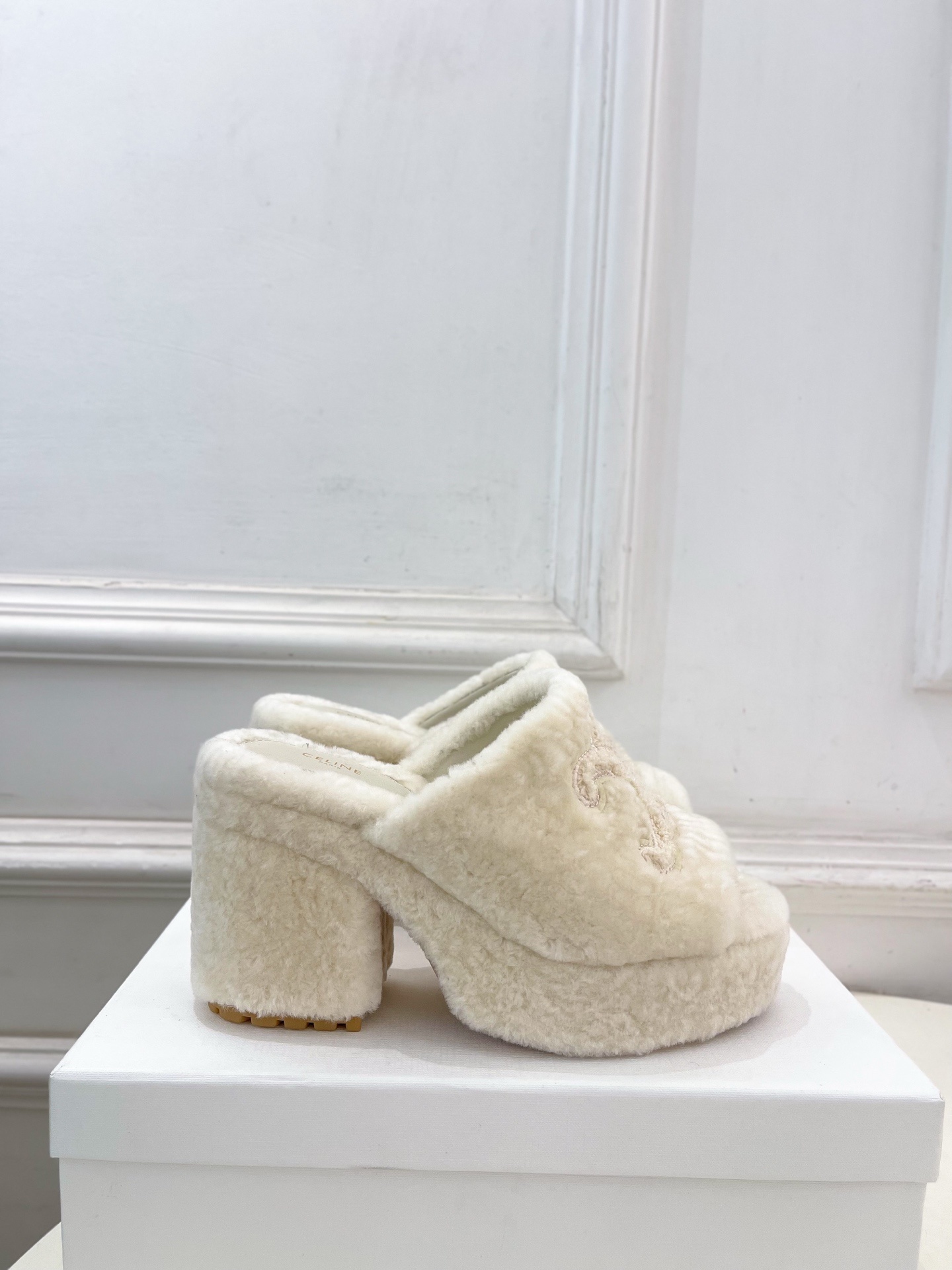 CELINE | 赛琳 25𝐬𝐬 💛2025秋冬新品 凯旋门防水台高跟毛拖鞋 上新!🔜BS 这一季的赛琳