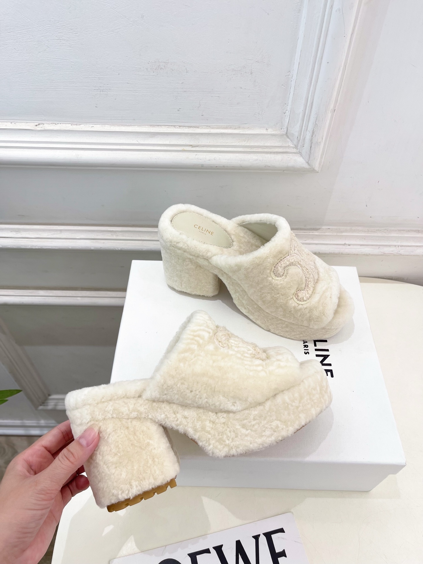 CELINE | 赛琳 25𝐬𝐬 💛2025秋冬新品 凯旋门防水台高跟毛拖鞋 上新!🔜BS 这一季的赛琳