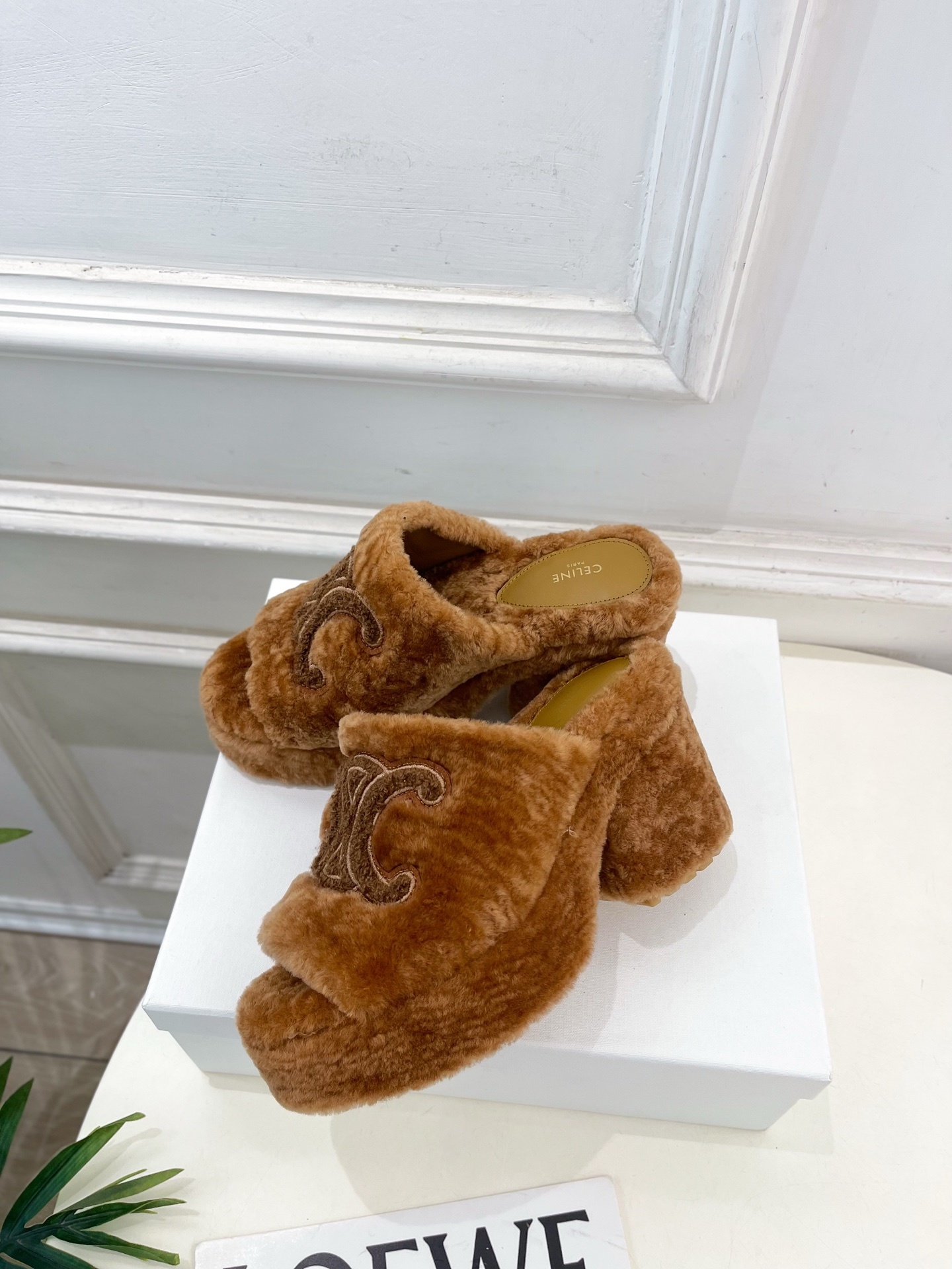 CELINE | 赛琳 25𝐬𝐬 💛2025秋冬新品 凯旋门防水台高跟毛拖鞋 上新!🔜BS 这一季的赛琳