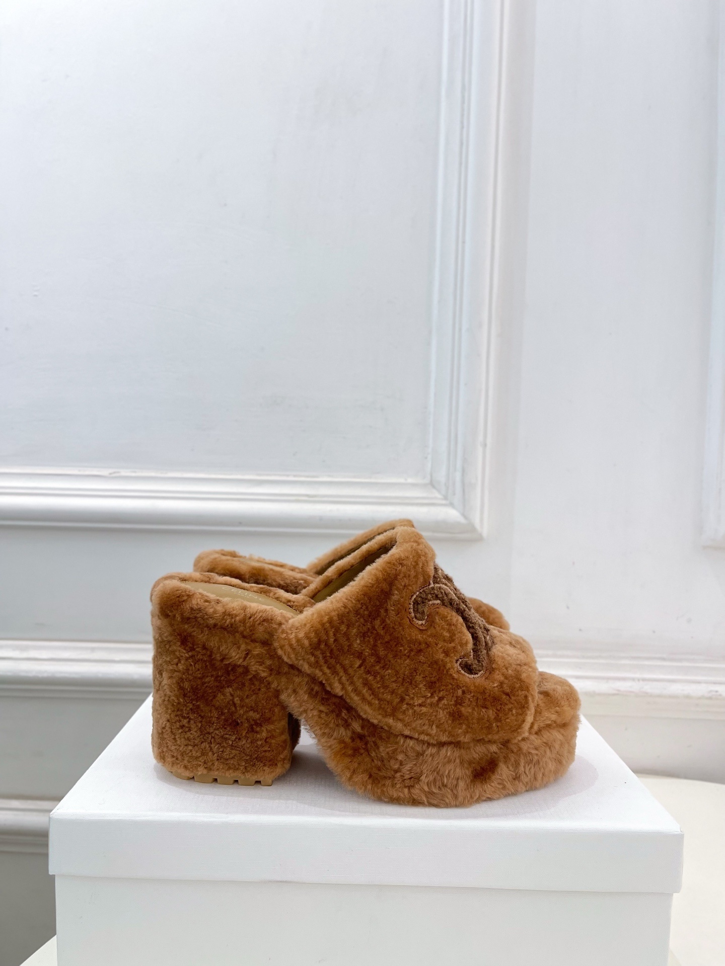 CELINE | 赛琳 25𝐬𝐬 💛2025秋冬新品 凯旋门防水台高跟毛拖鞋 上新!🔜BS 这一季的赛琳