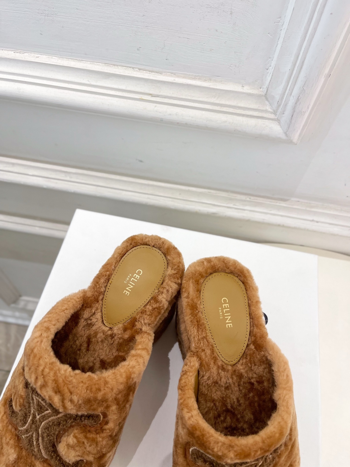 CELINE | 赛琳 25𝐬𝐬 💛2025秋冬新品 凯旋门防水台高跟毛拖鞋 上新!🔜BS 这一季的赛琳