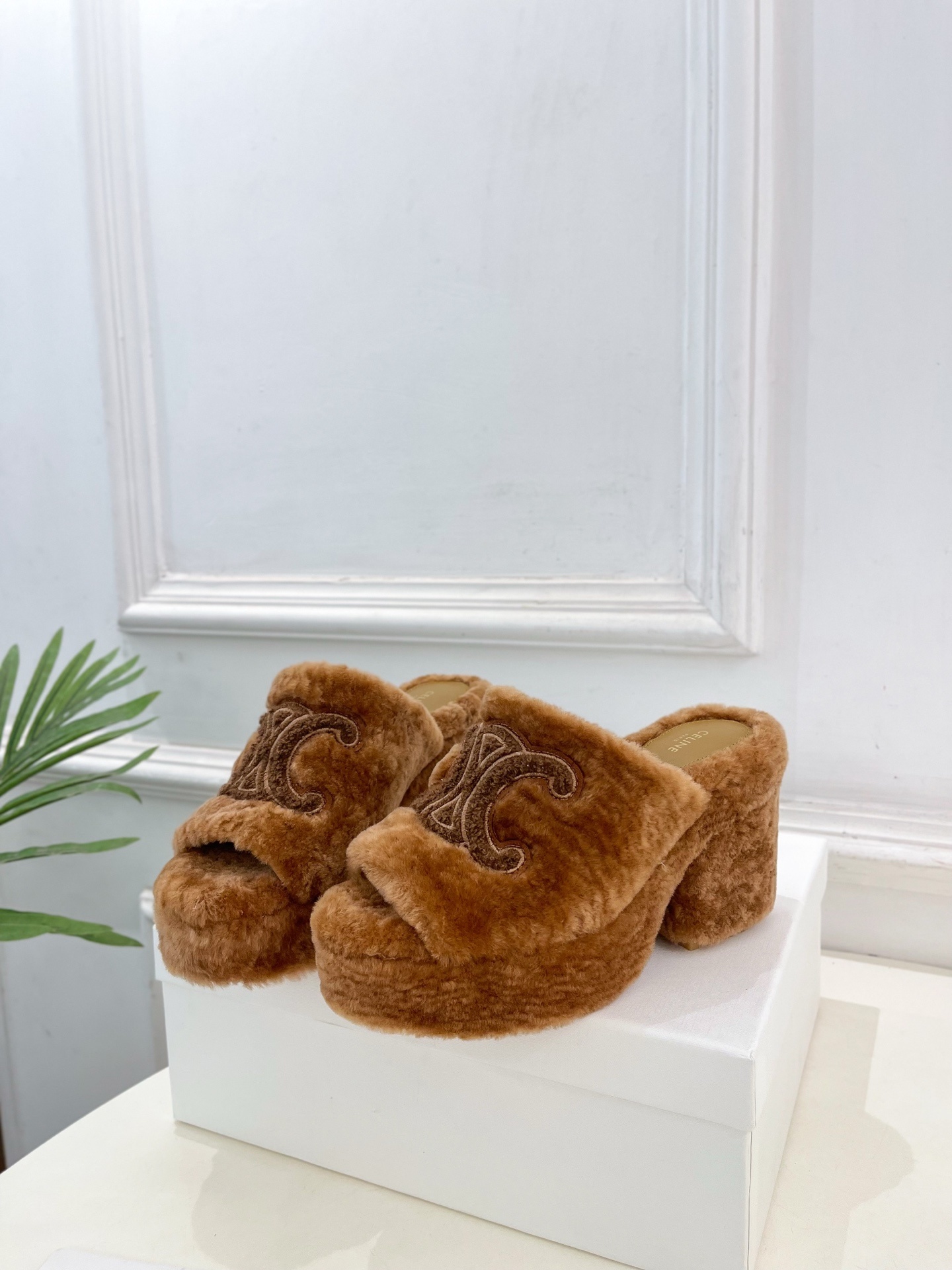 CELINE | 赛琳 25𝐬𝐬 💛2025秋冬新品 凯旋门防水台高跟毛拖鞋 上新!🔜BS 这一季的赛琳