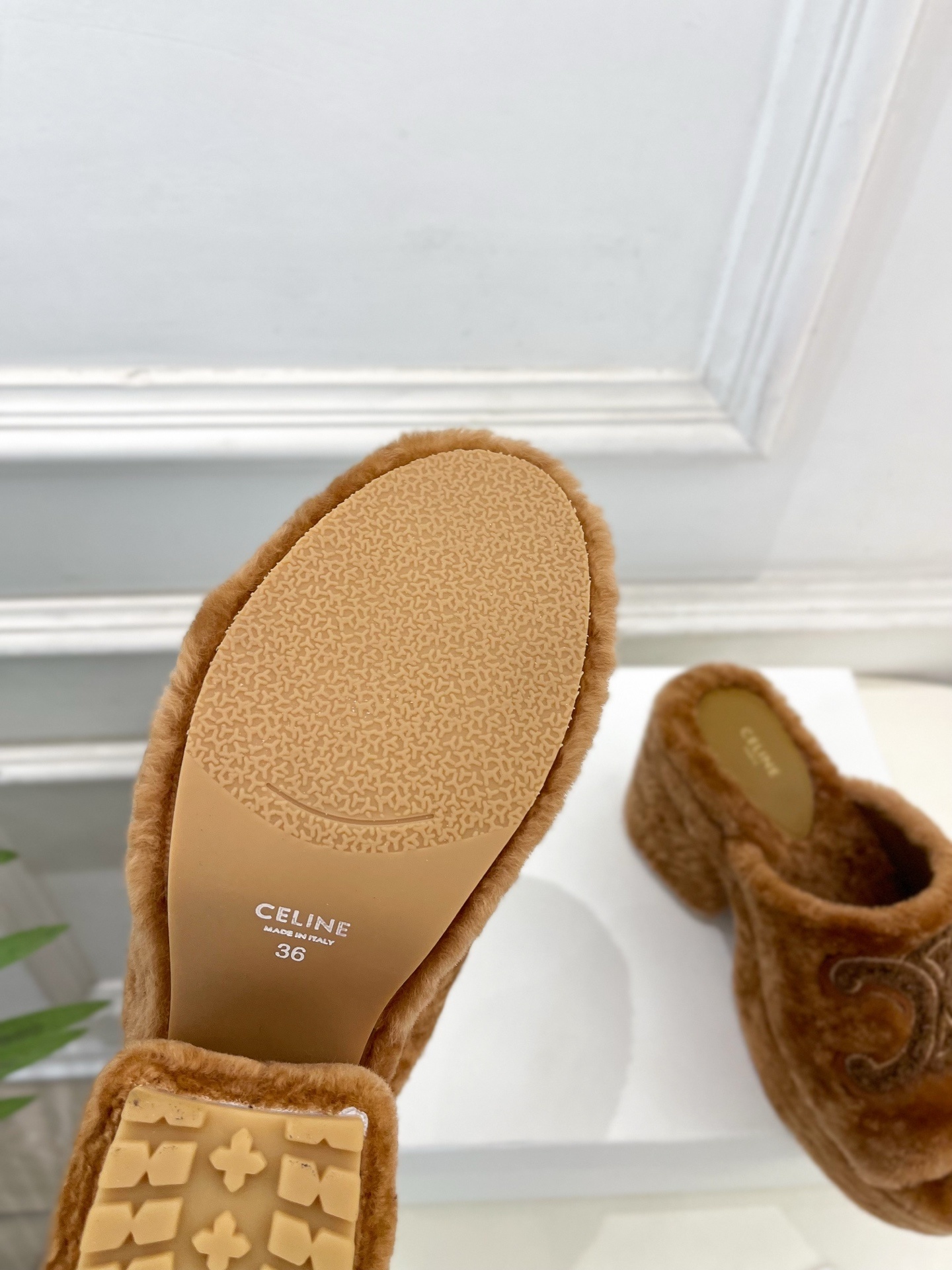 CELINE | 赛琳 25𝐬𝐬 💛2025秋冬新品 凯旋门防水台高跟毛拖鞋 上新!🔜BS 这一季的赛琳