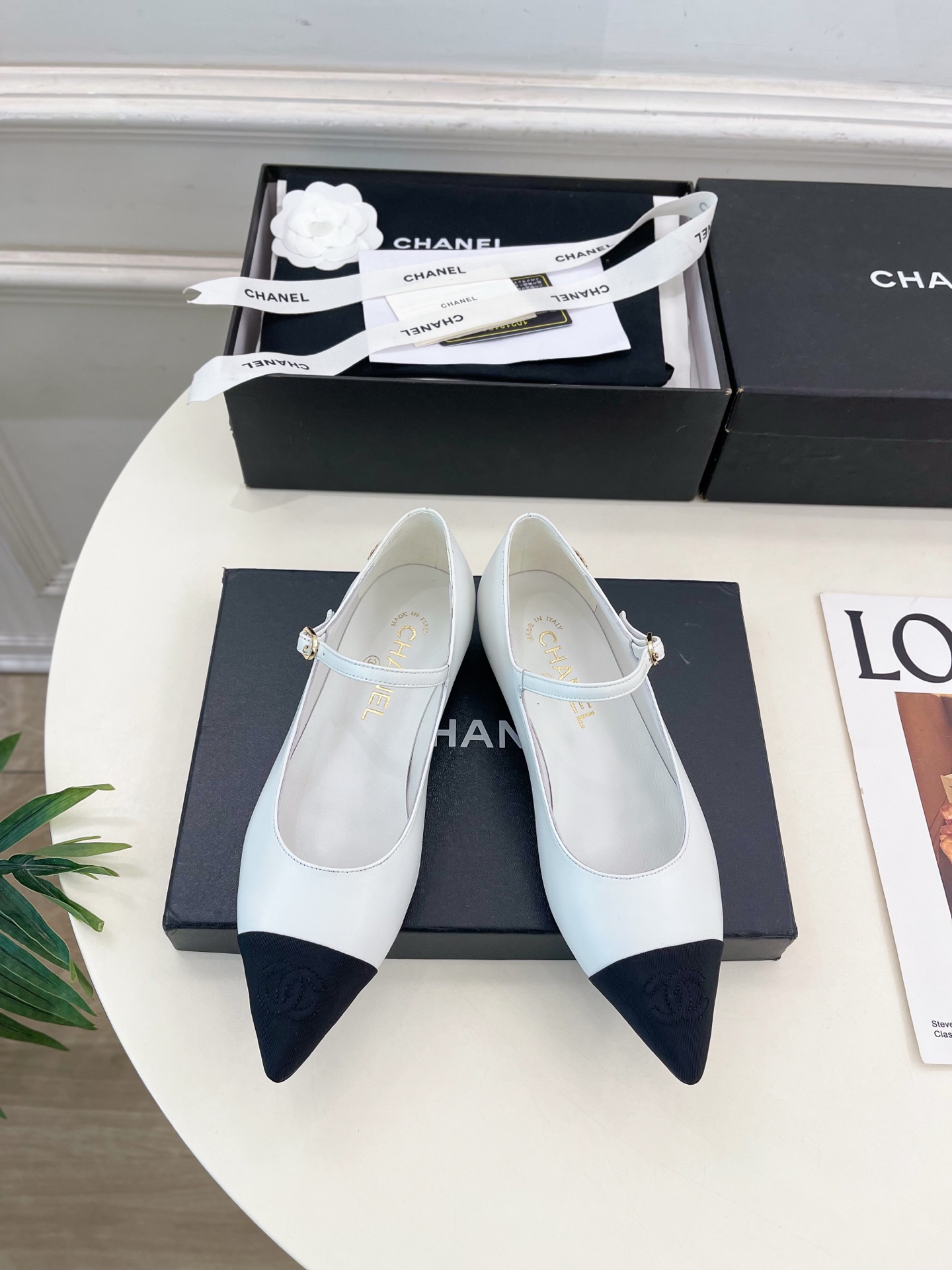𝐂𝐇𝐀𝐍𝐄𝐋 | 小香 25𝐬𝐬 🦋2025 春夏新品 专柜经典走秀款 小香双C尖头玛丽珍鞋 系列上新〰