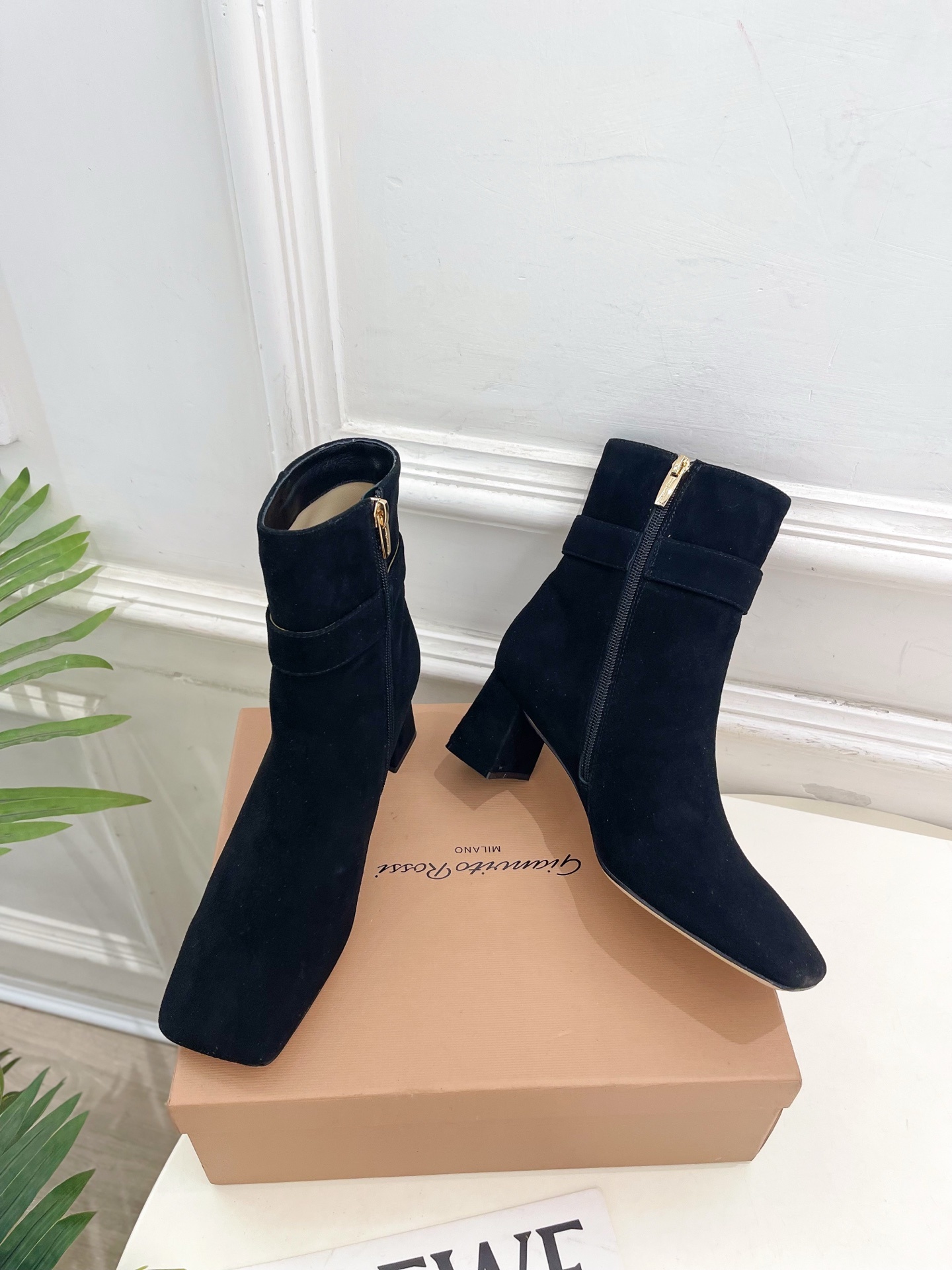Gianvito Rossi|吉安维托·罗西 25𝐬𝐬2025秋冬新品 GR金属钻扣方头粗跟短靴 火爆上