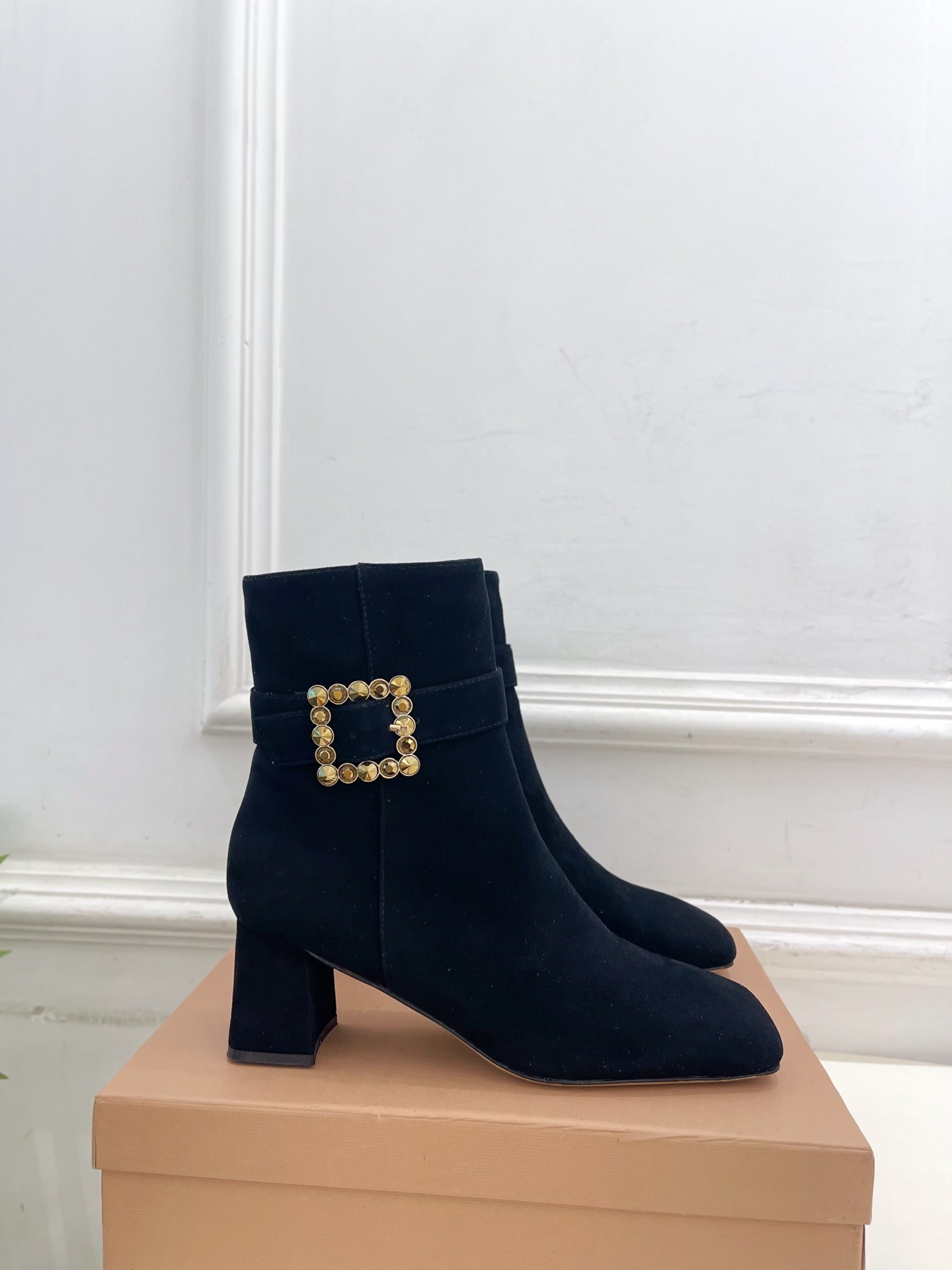 Gianvito Rossi|吉安维托·罗西 25𝐬𝐬2025秋冬新品 GR金属钻扣方头粗跟短靴 火爆上