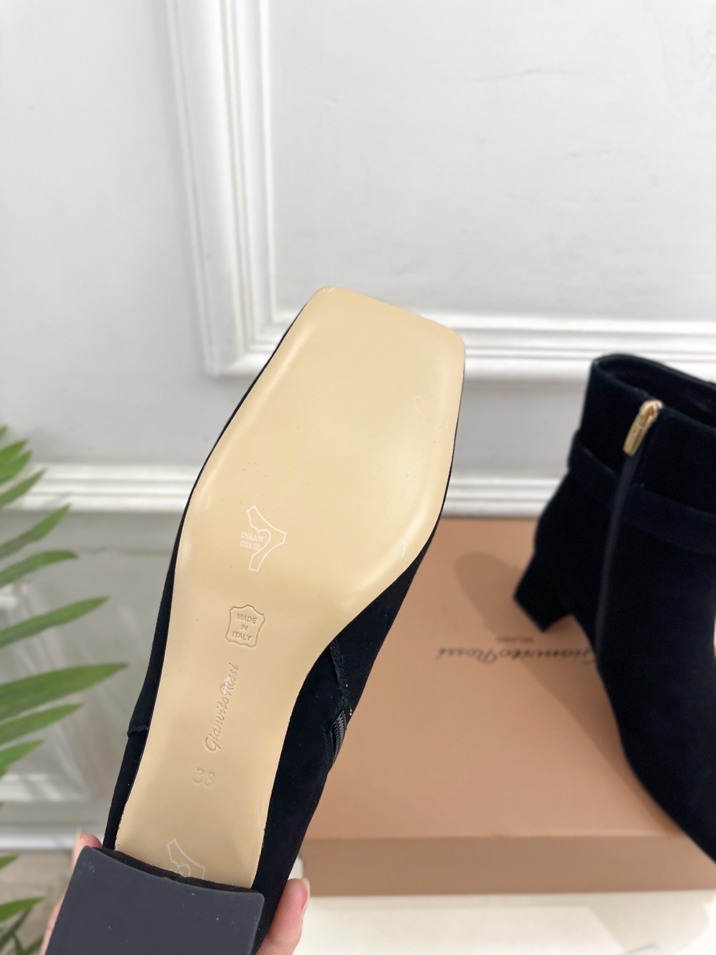 Gianvito Rossi|吉安维托·罗西 25𝐬𝐬2025秋冬新品 GR金属钻扣方头粗跟短靴 火爆上
