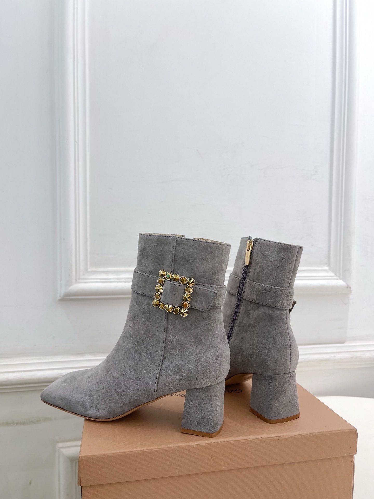 Gianvito Rossi|吉安维托·罗西 25𝐬𝐬2025秋冬新品 GR金属钻扣方头粗跟短靴 火爆上