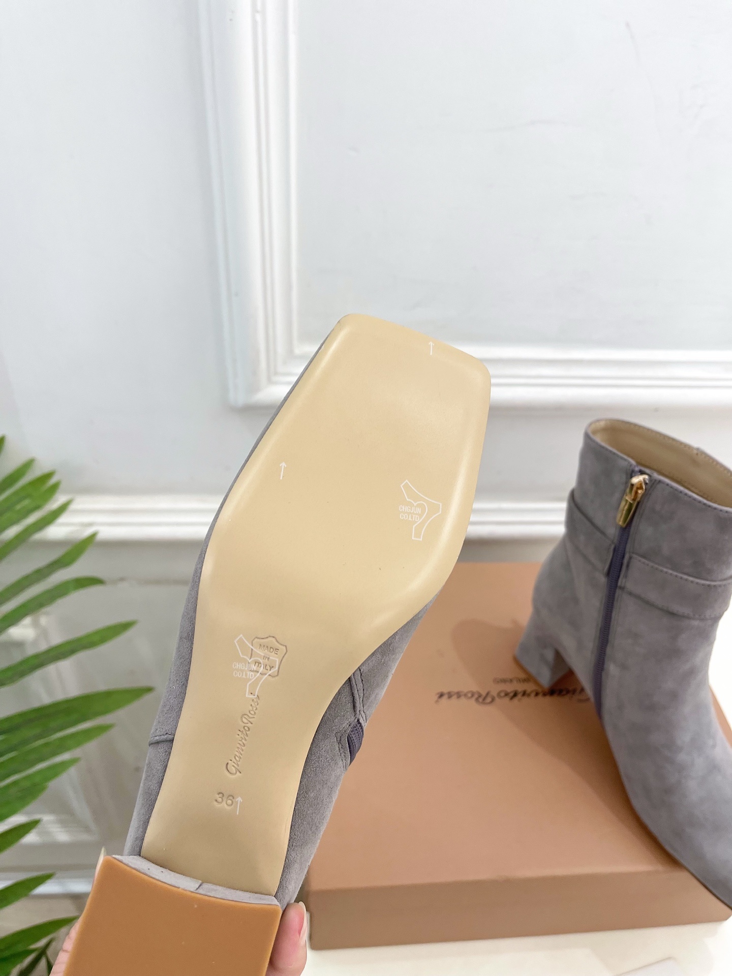 Gianvito Rossi|吉安维托·罗西 25𝐬𝐬2025秋冬新品 GR金属钻扣方头粗跟短靴 火爆上